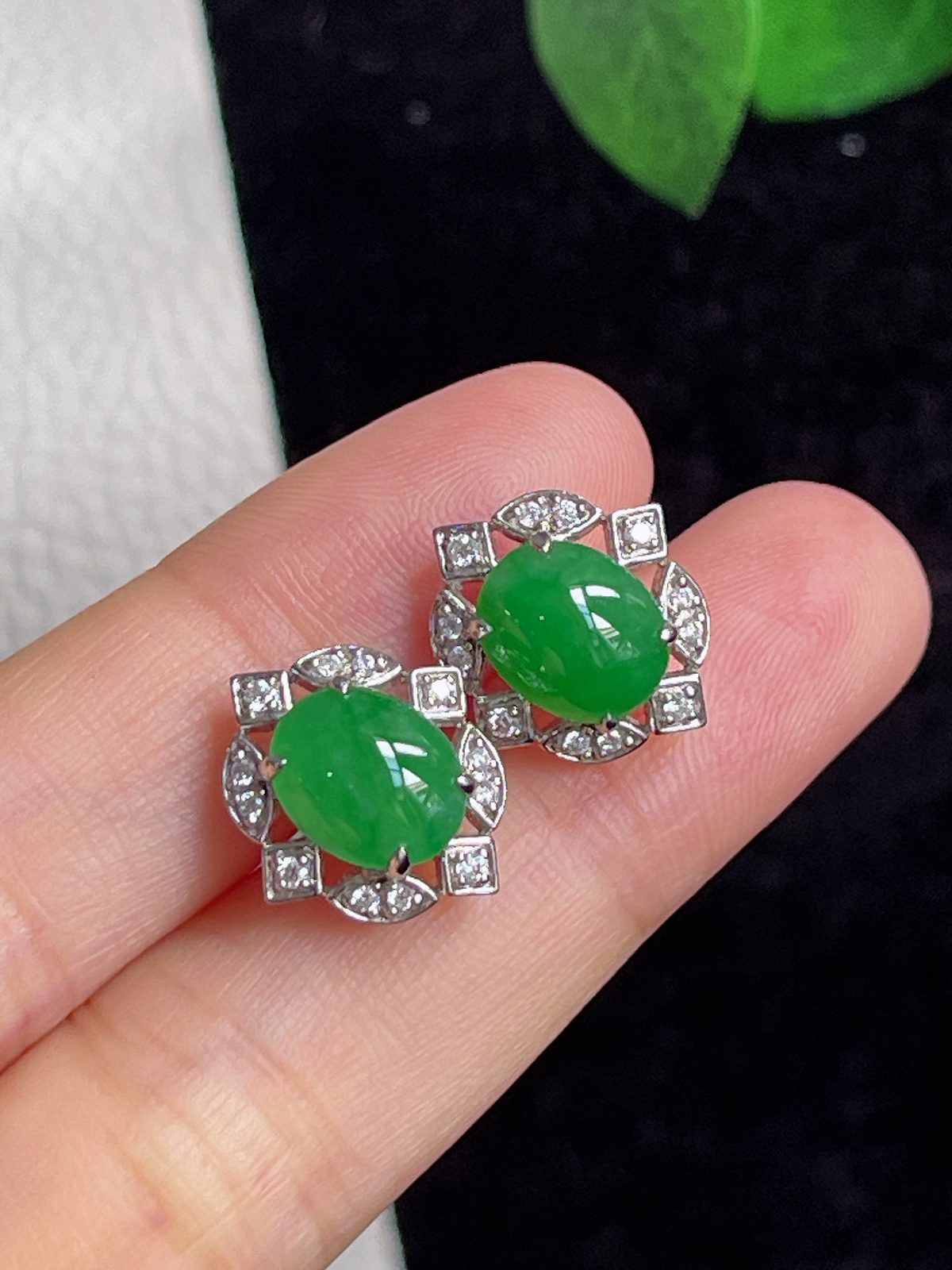 18k金翡翠冰糯满绿耳钉