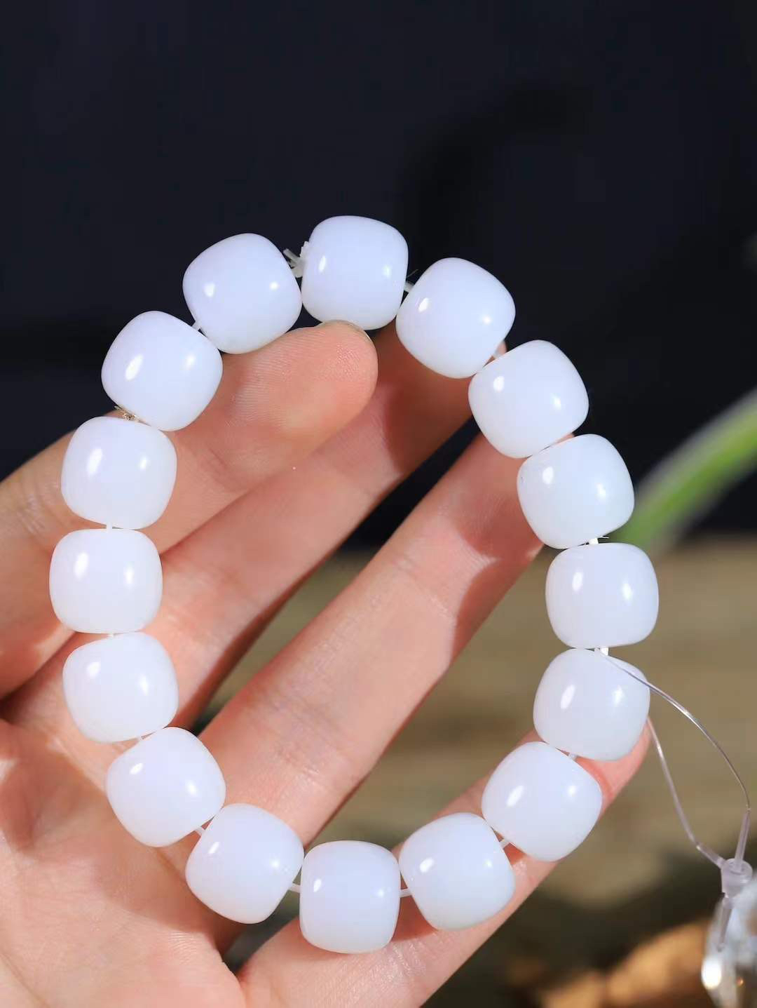 （老型珠.手串）

货头精选  和田玉白玉老型珠手串，玉质细腻油润 饱满光滑 质朴无华，悠远简单，人心境界远，百世修炼深，心灵常驻善意持，觉悟人生百世修  重75.2克    尺寸取一12.9-14mm    1040868T