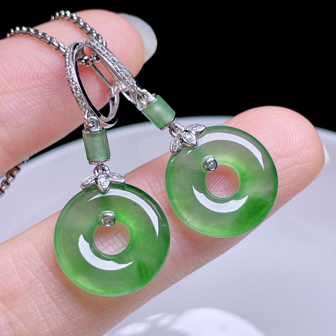 ️ 冰绿甜甜圈耳坠 
色泽浓郁，种老水润，18k金镶嵌
整体：32
裸石：13.4/2.7