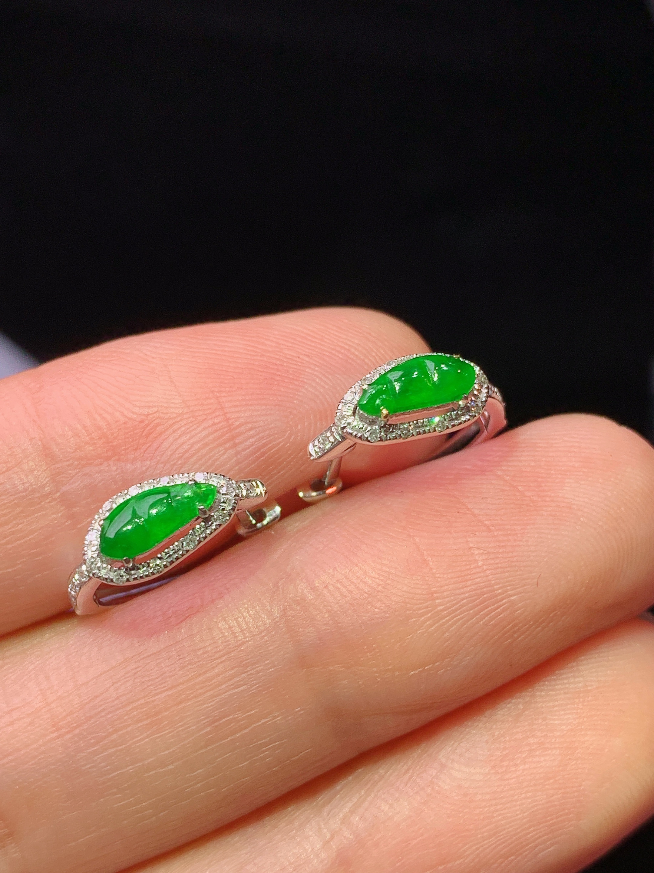 18k金钻镶嵌满绿四季豆耳钉 玉质细腻 色泽艳丽清新 水润亮眼 整体尺寸9*4.8*3c5