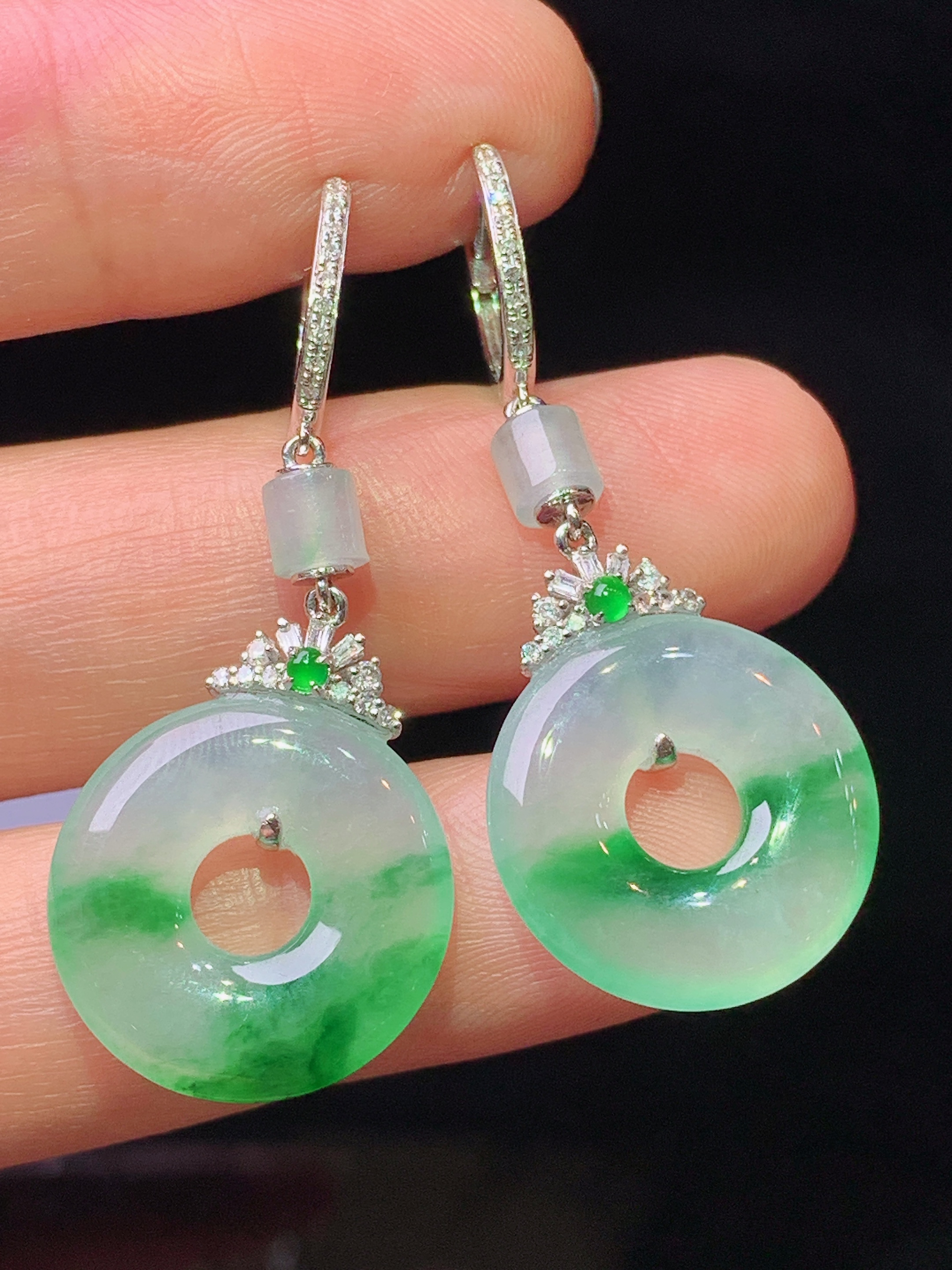 18k金钻镶嵌飘绿平安环吊坠 玉质细腻 色泽艳丽清新 水润亮眼 整体尺寸37.8*16.5*3.5c