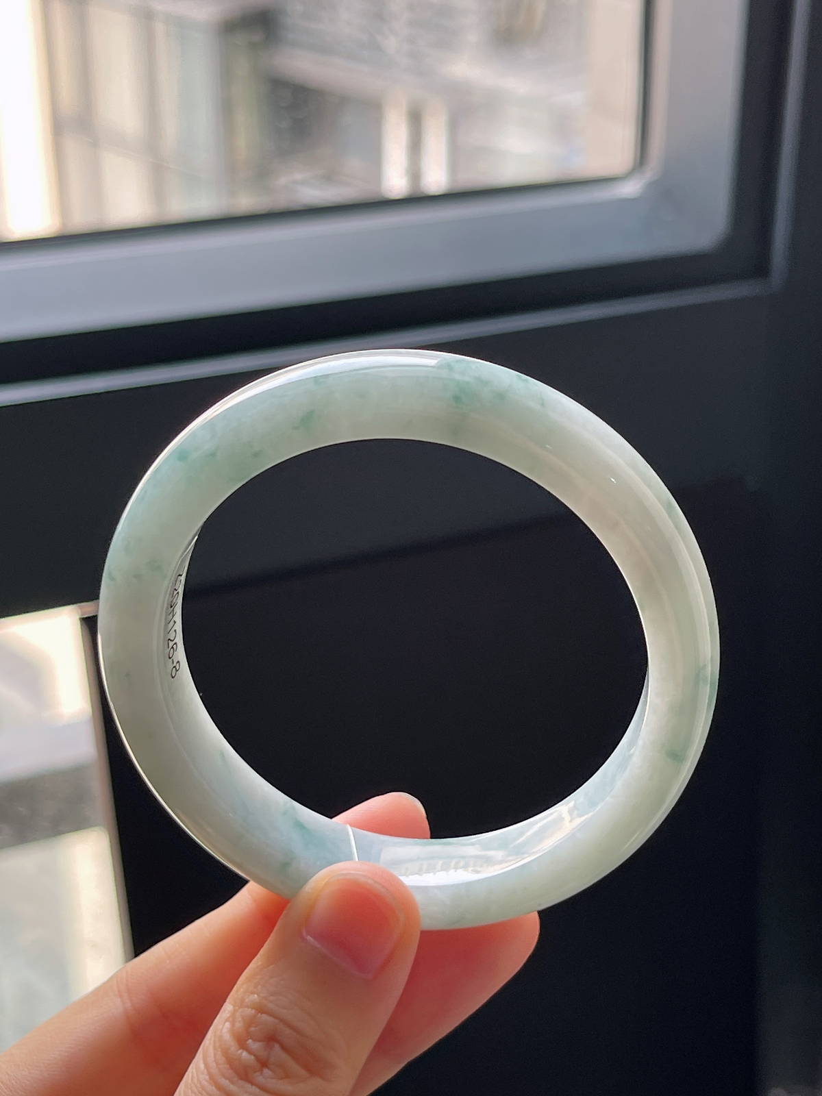 正圈55.8圈口，翡翠糯化种淡蓝色飘花手镯