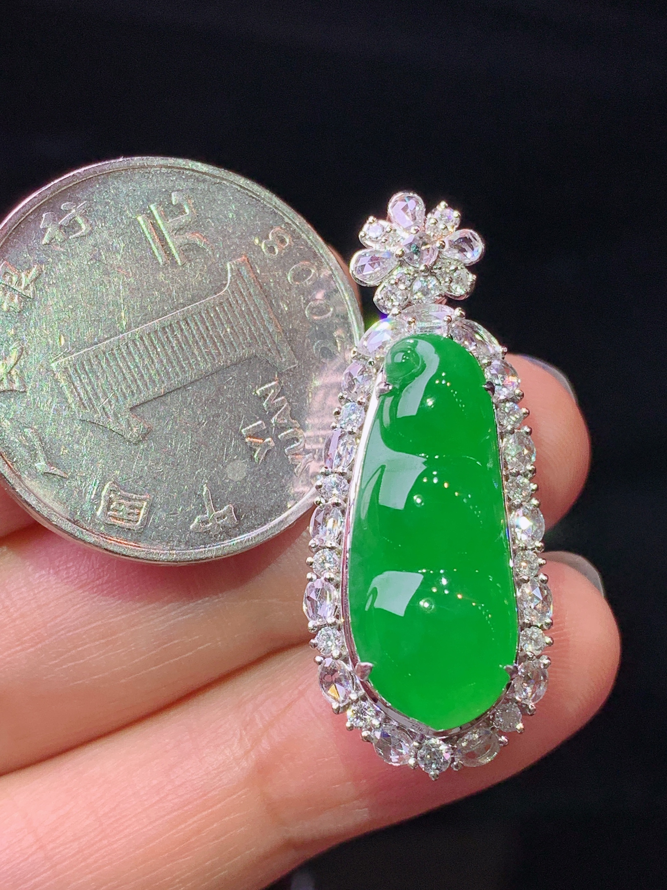 18k金钻镶嵌满绿四季豆吊坠 玉质细腻 色泽艳丽清新 水润亮眼 整体尺寸34.8*14.2*11.5h1