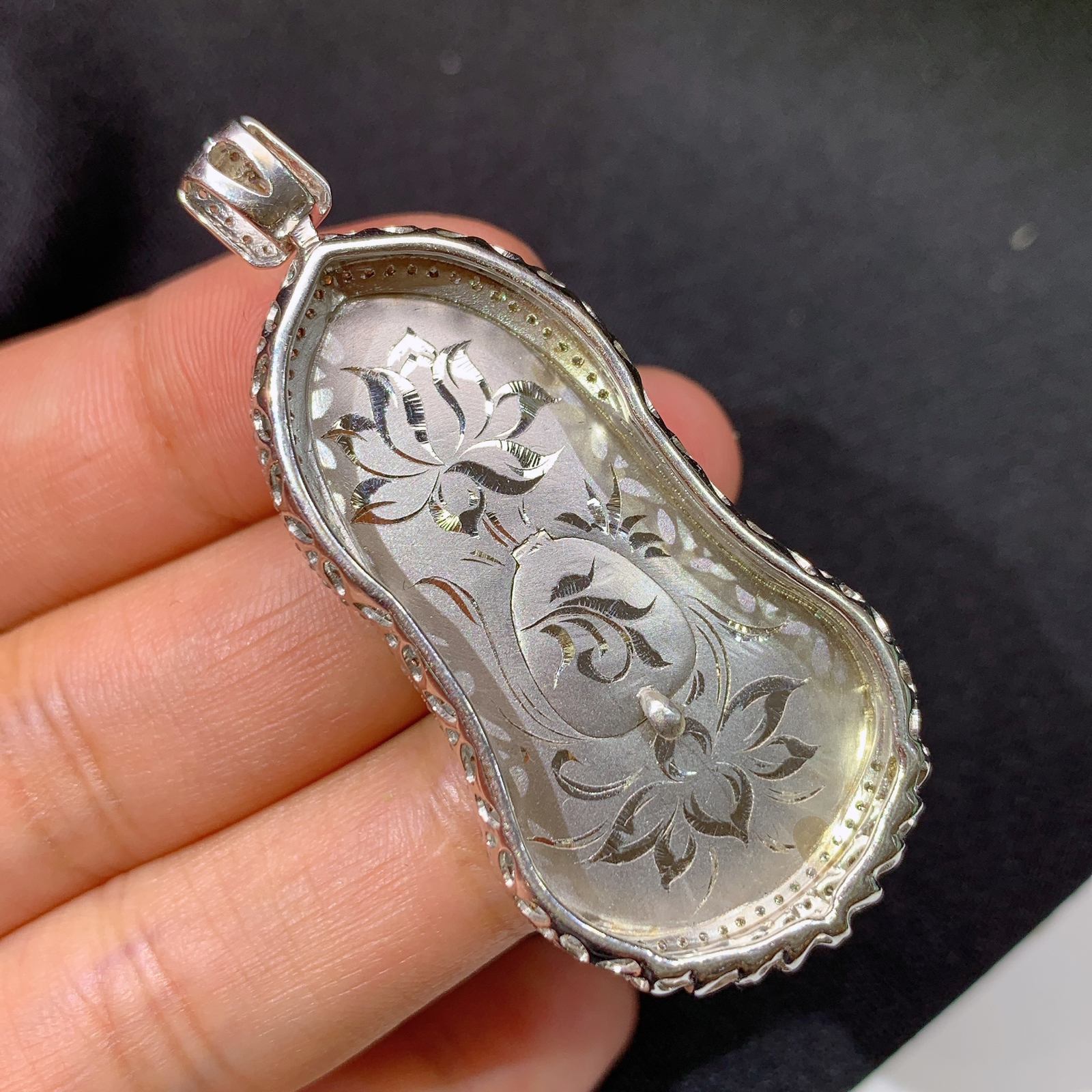 翠绿观音吊坠，18k金镶嵌，冰润色阳，玉质细腻，种水足，Lp 尺寸51.4*23.4*10.3