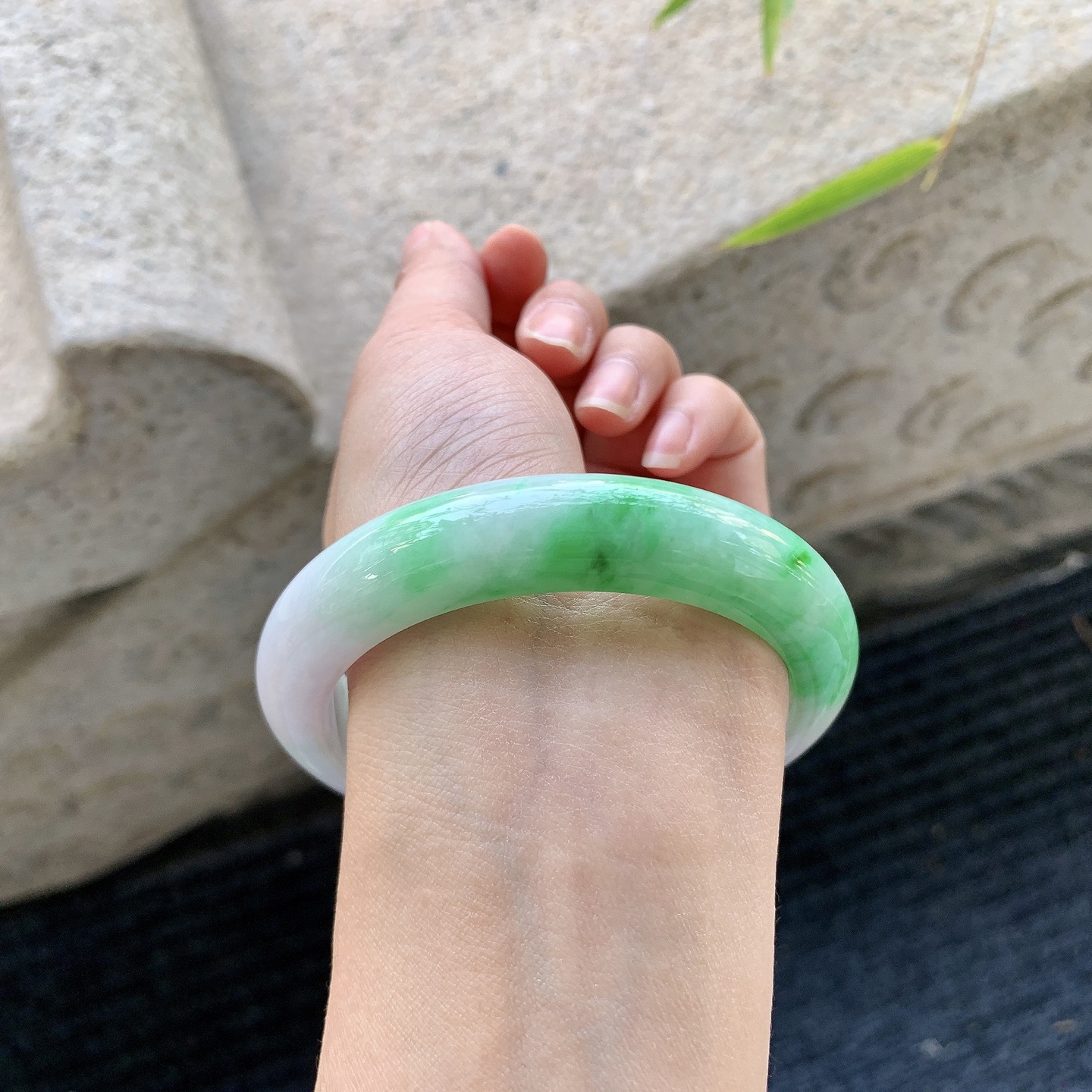 正圈 57 58【圈口】58.4/12.8/9【编码】BA011179【描述】糯冰飘阳绿，水润，种老，细腻，有棉纹线