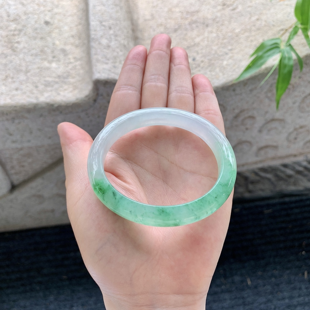 贵妃53 54 【圈口】56.2/49/9.7/7.7 【编码】FL052283 【描述】冰糯飘绿花，清透，水润，种老，细腻，打灯有纹线