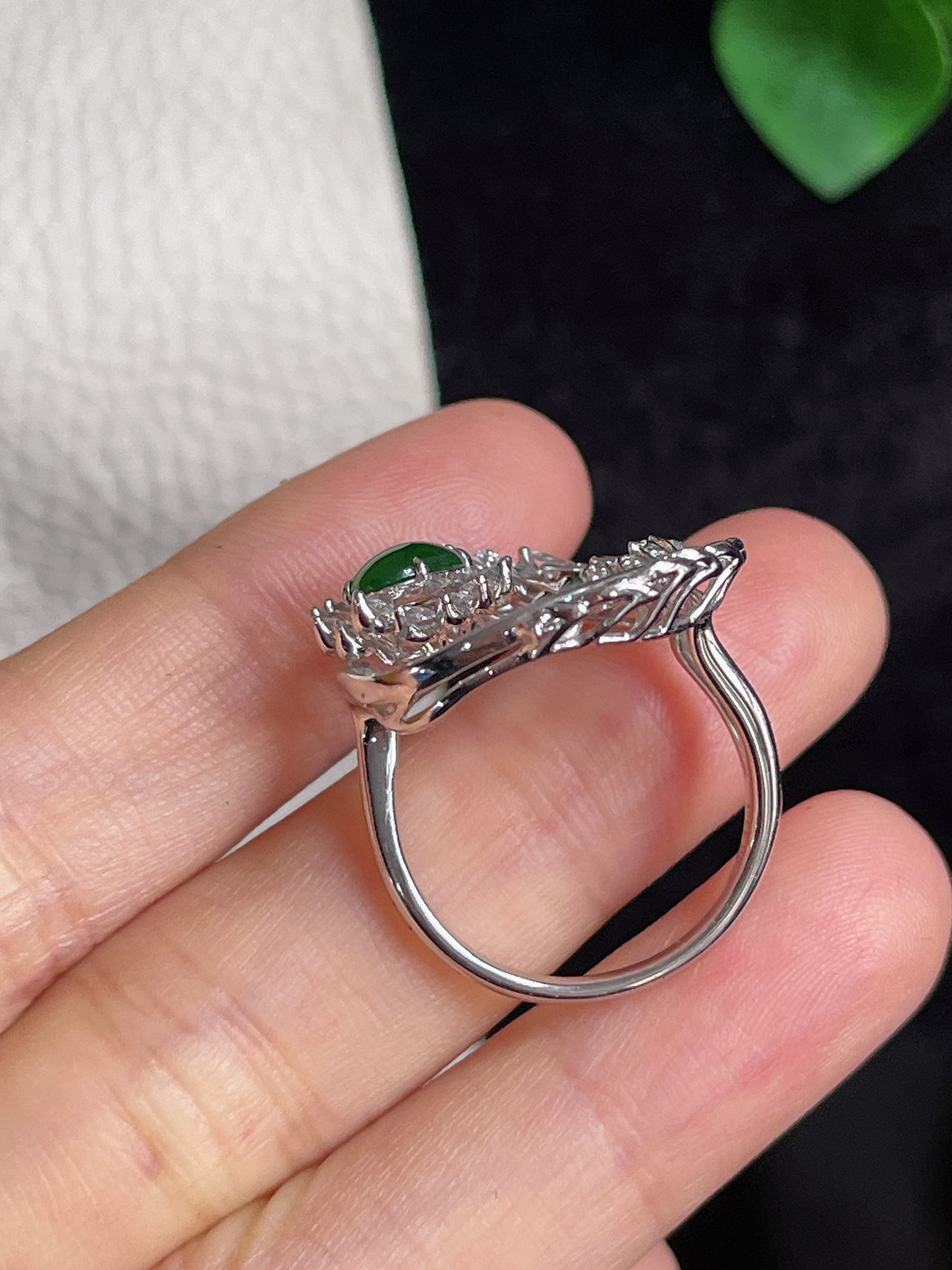 18k金 豪镶翡翠冰糯种绿色戒指