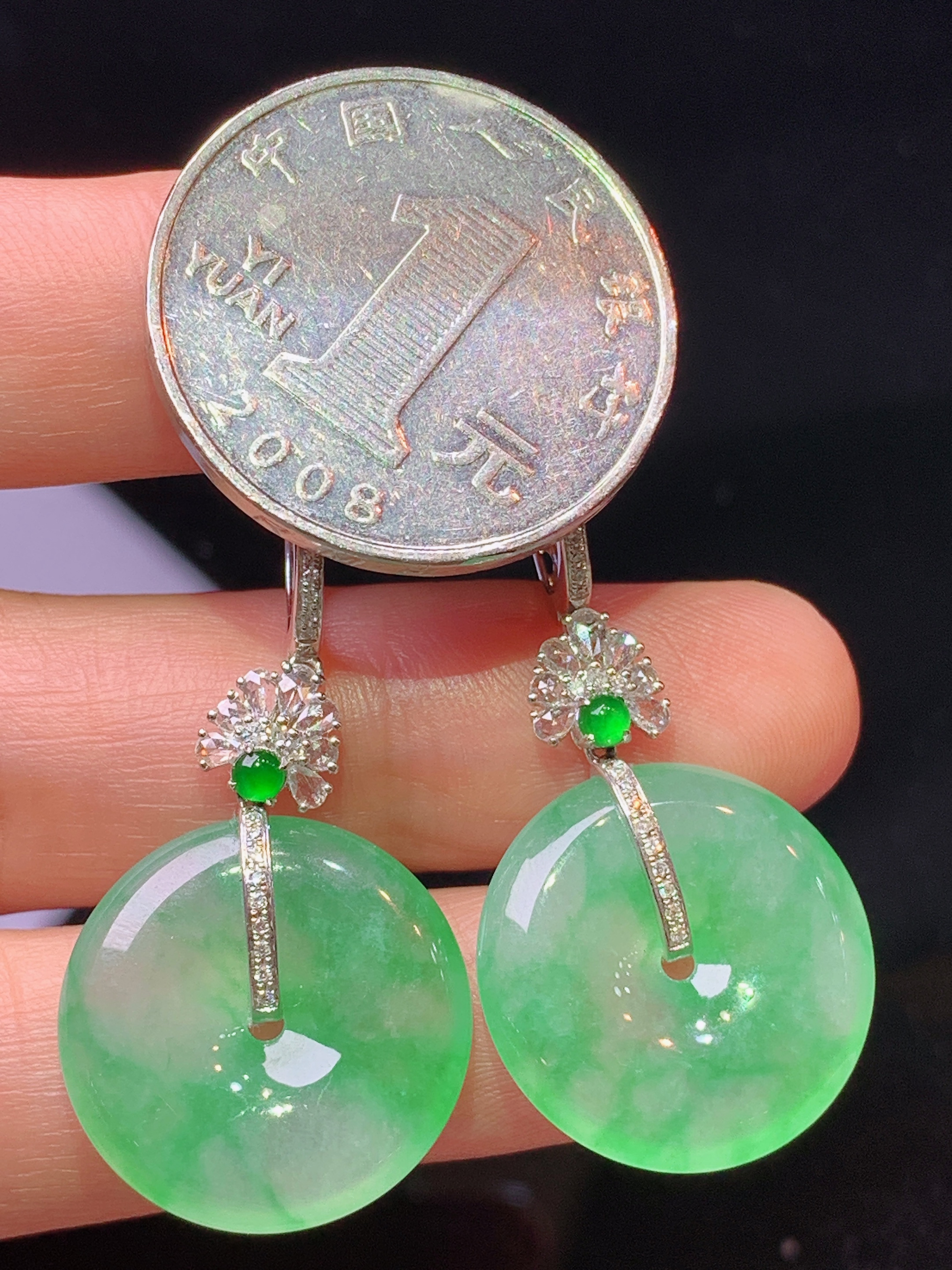 18k金钻镶嵌翠绿平安扣耳坠 玉质细腻 色泽艳丽清新 水润亮眼 整体尺寸38*19*4.2c5