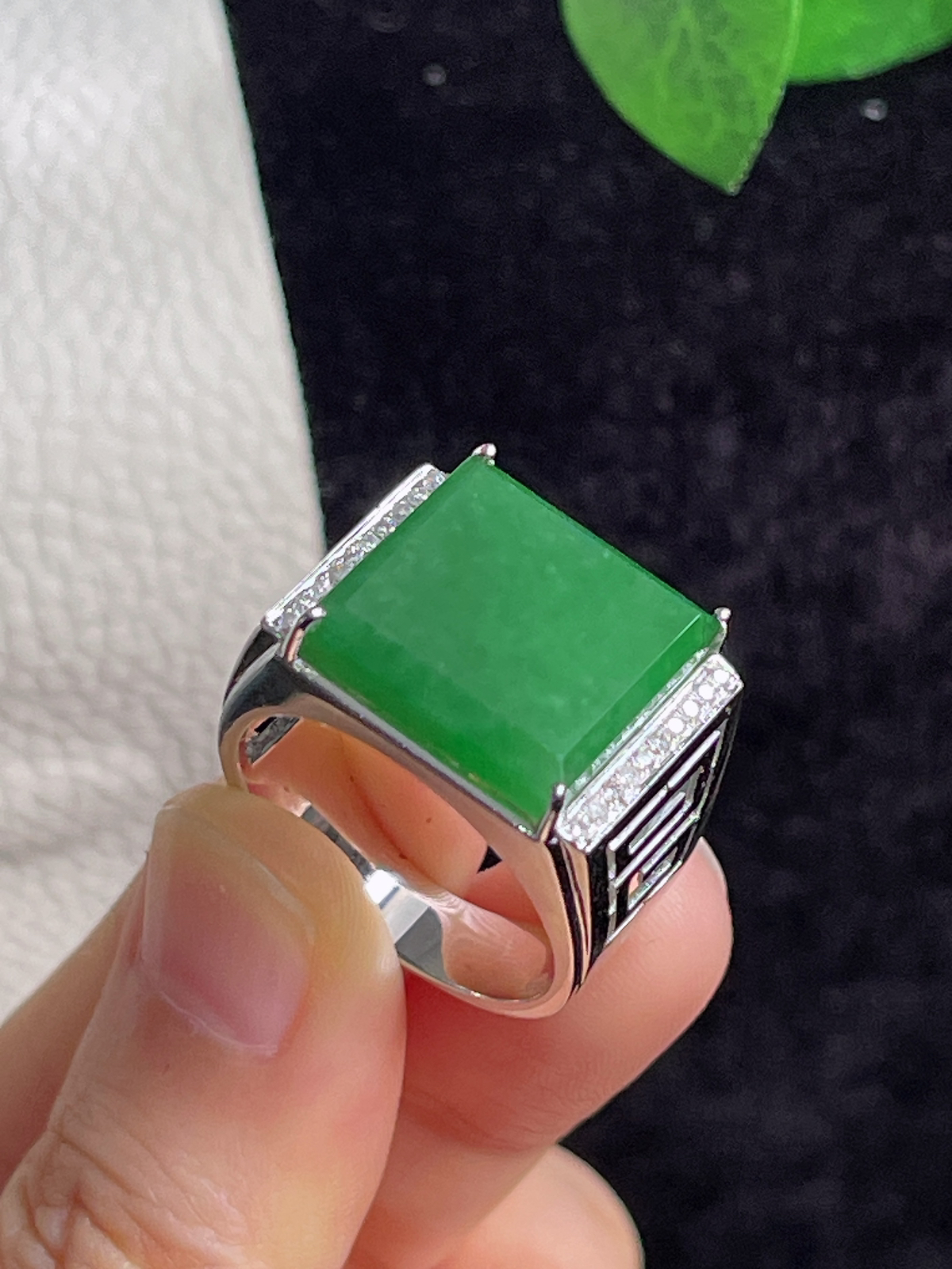 18k金翡翠糯化种满绿男士戒指