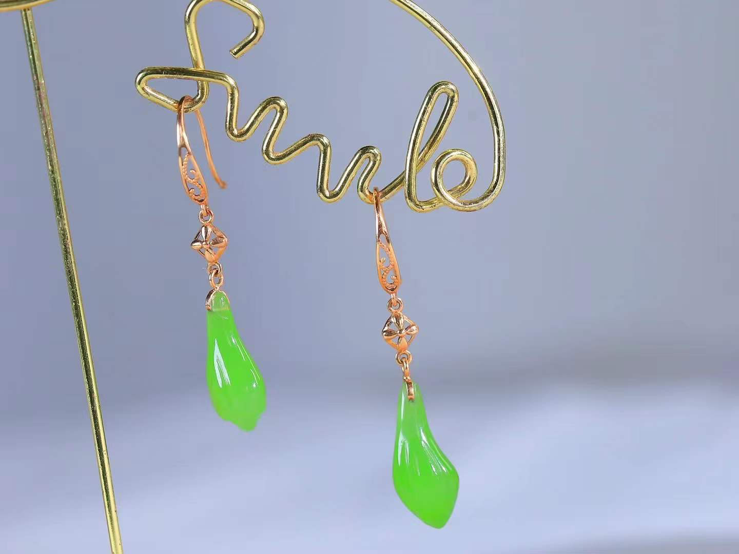 （金镶玉.玉兰花.耳坠）

精品和田玉碧玉兰花耳坠，清丽脱俗的玉兰花，一笔一笔细细雕进玉中，留住不