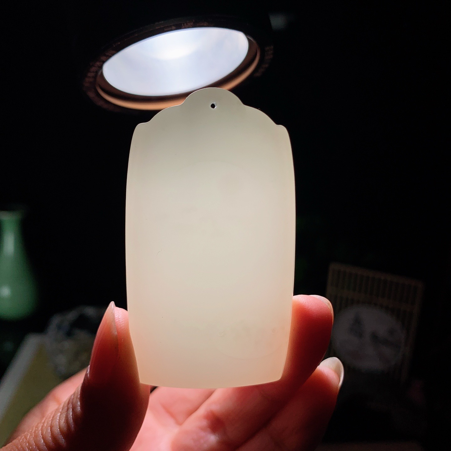 新疆和田玉羊脂白玉座莲挂件。尺寸61/34/12重50.5克 玉质细腻油润 底色纯净 脂粉好，品质好。lt260407