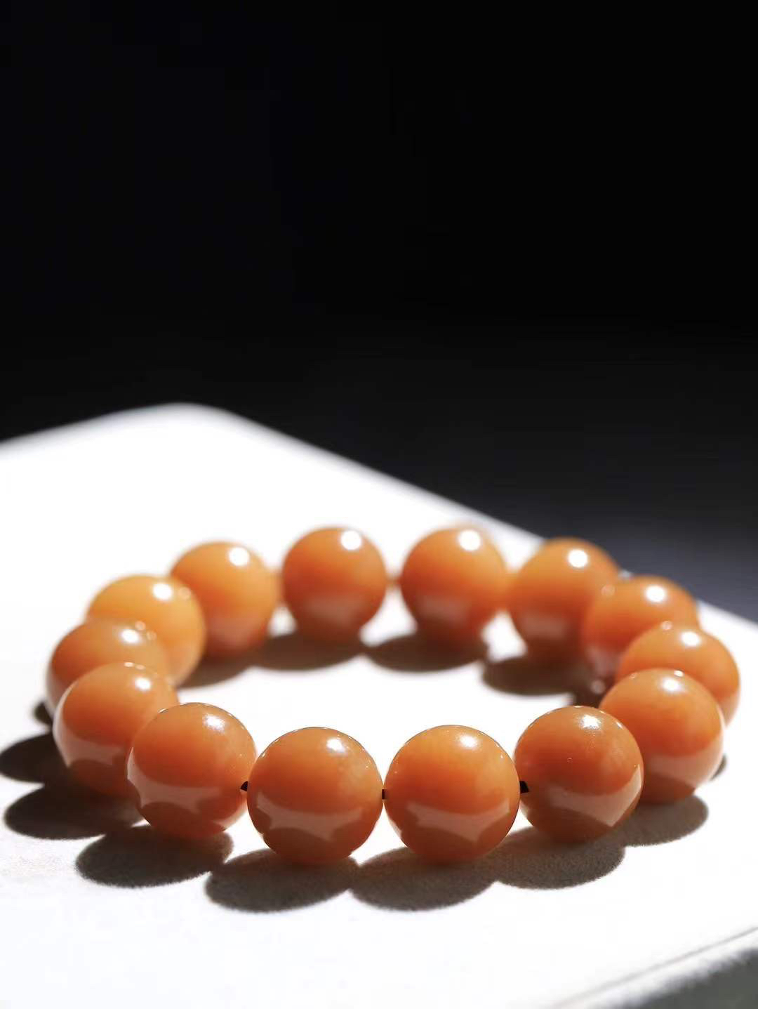 【珠圆玉润.手串】

收藏级臻品️和田玉糖玉珠圆玉润手串 玉质温润细腻  整串打磨圆润，佩戴舒适。珠珠落玉盘，间关莺语花底滑，一生美好时光，无论身在何处，都有它相伴相守。事事顺遂，幸福美满，吉祥如意。重87克 尺寸取一15.8mmFDT-1640813