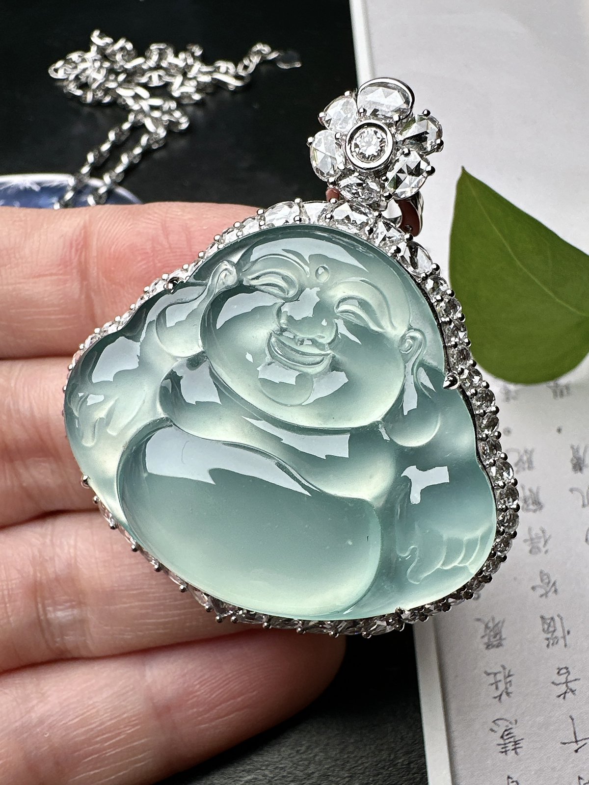 【玻璃种天空蓝佛】大尺寸，冰感动人，通透闪耀，光可鉴人，佳品推荐。收藏品质，18k金钻镶嵌，裸石尺寸32.6*39*5.2毫米