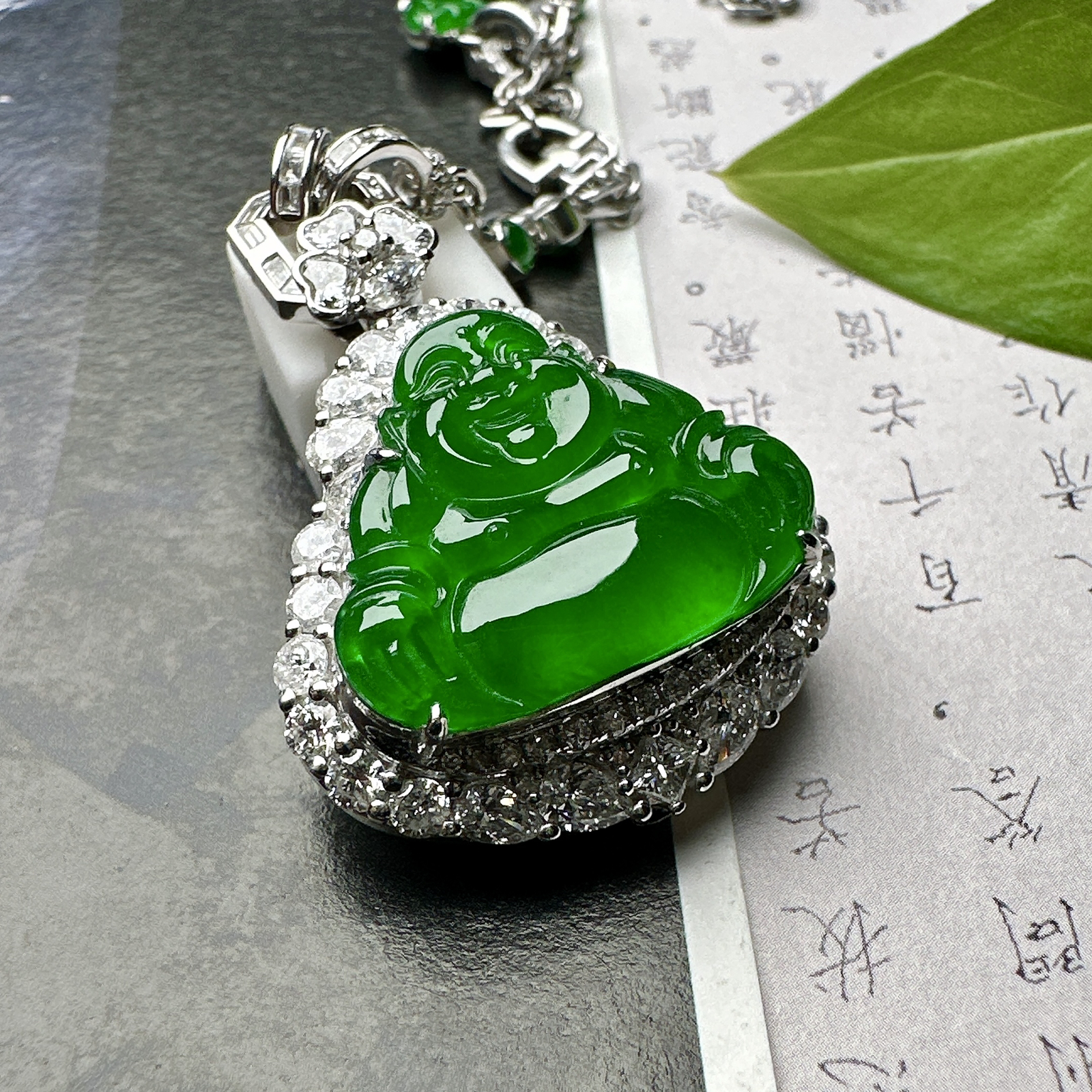 【冰种满绿佛公吊坠】浓绿色泽，种水上乘，晶莹剔透，纯净通透，莹光感很强。18k金钻镶嵌，裸石尺寸16
