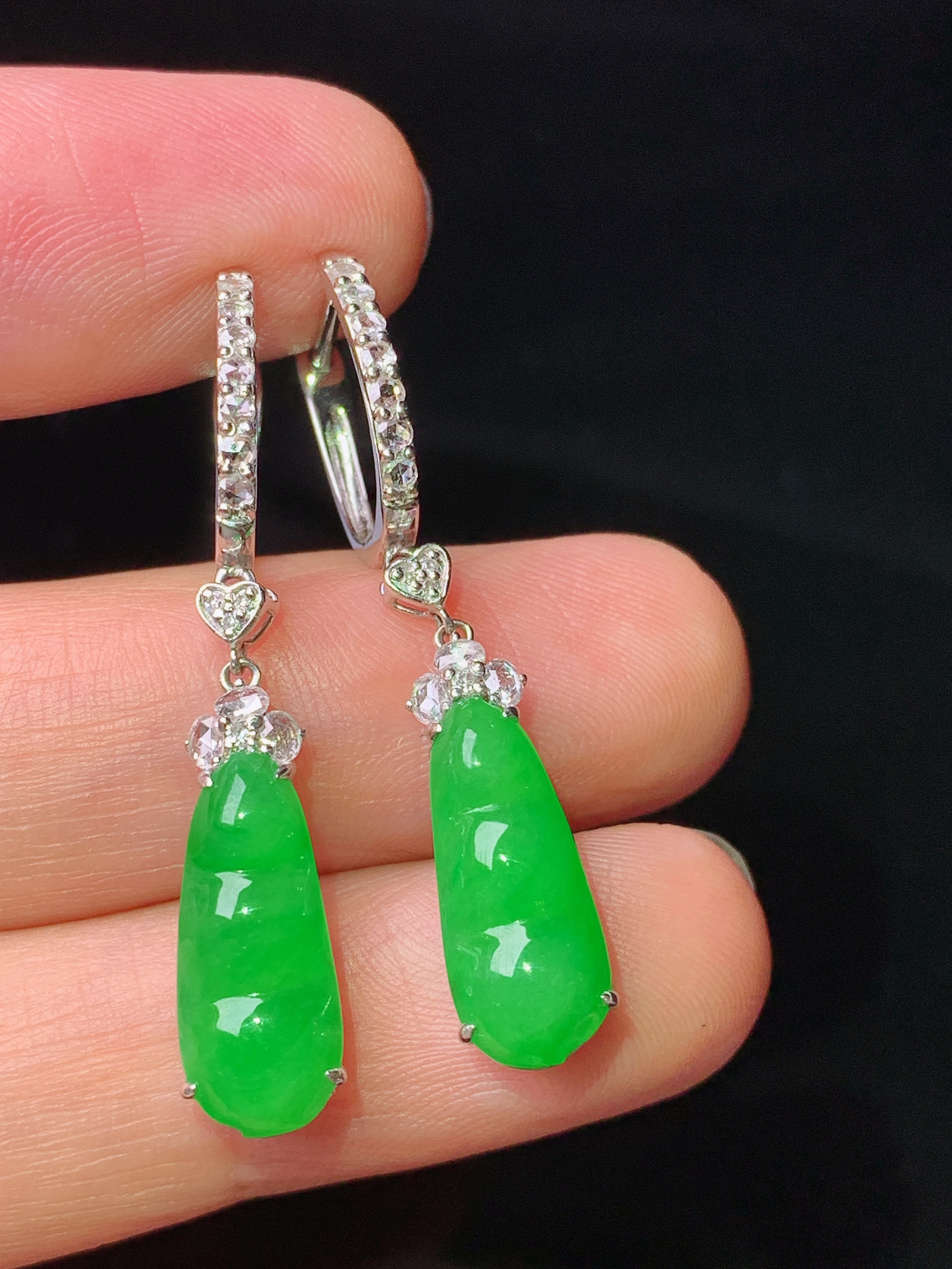 18k金钻镶嵌满绿四季豆耳坠 玉质细腻 色泽艳丽清新 水润亮眼 整体尺寸36.5*6.5*5.6c2