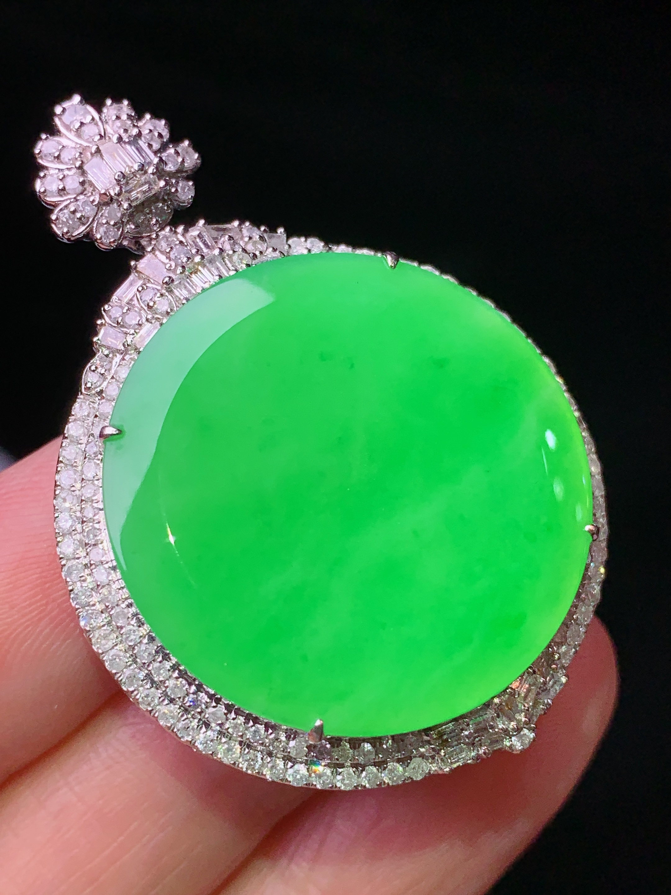 18k金钻镶嵌翠绿圆牌吊坠 玉质细腻 色泽艳丽清新 水润亮眼 整体尺寸42*30*9.5c1