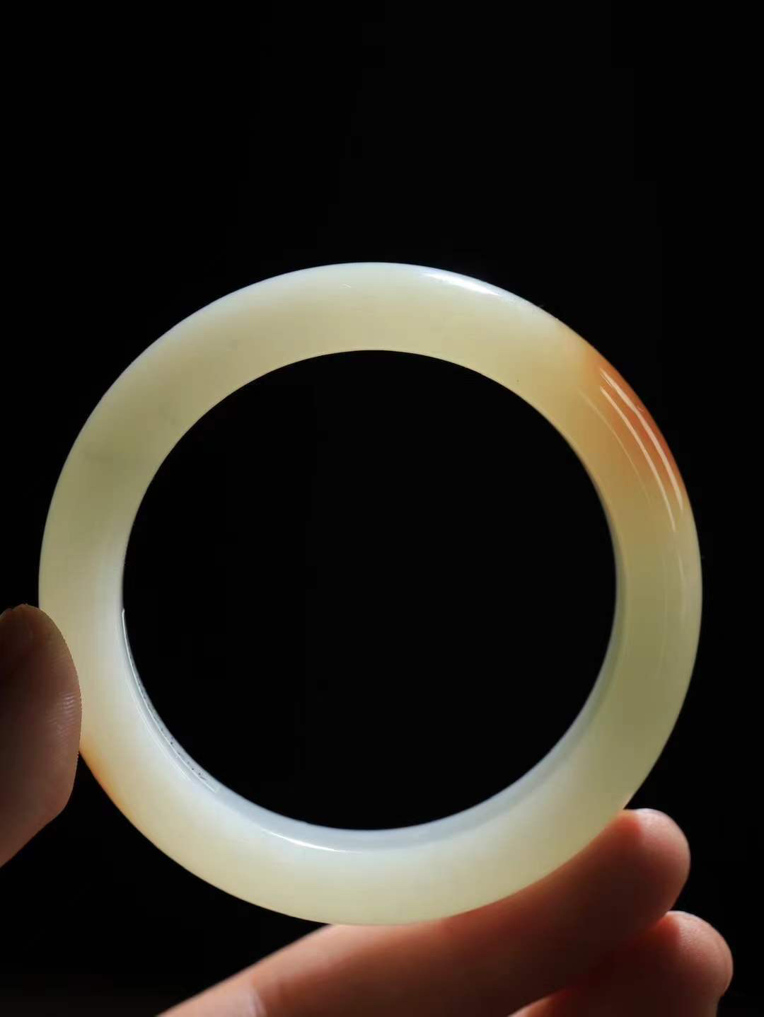 （温柔雅致.手镯）

精品和田玉糖白玉手镯。镯型饱满，温润细腻，脂润沁香。️执一卷书，沏一盏茶，着一袭裙，戴一只镯。淡淡浅笺，素心若兰，静赏玉中诗画。悠悠岁月，芊手轻摘，盛满诗样芳华。重60.5克   尺寸52-14-9mm    FDA-3240700