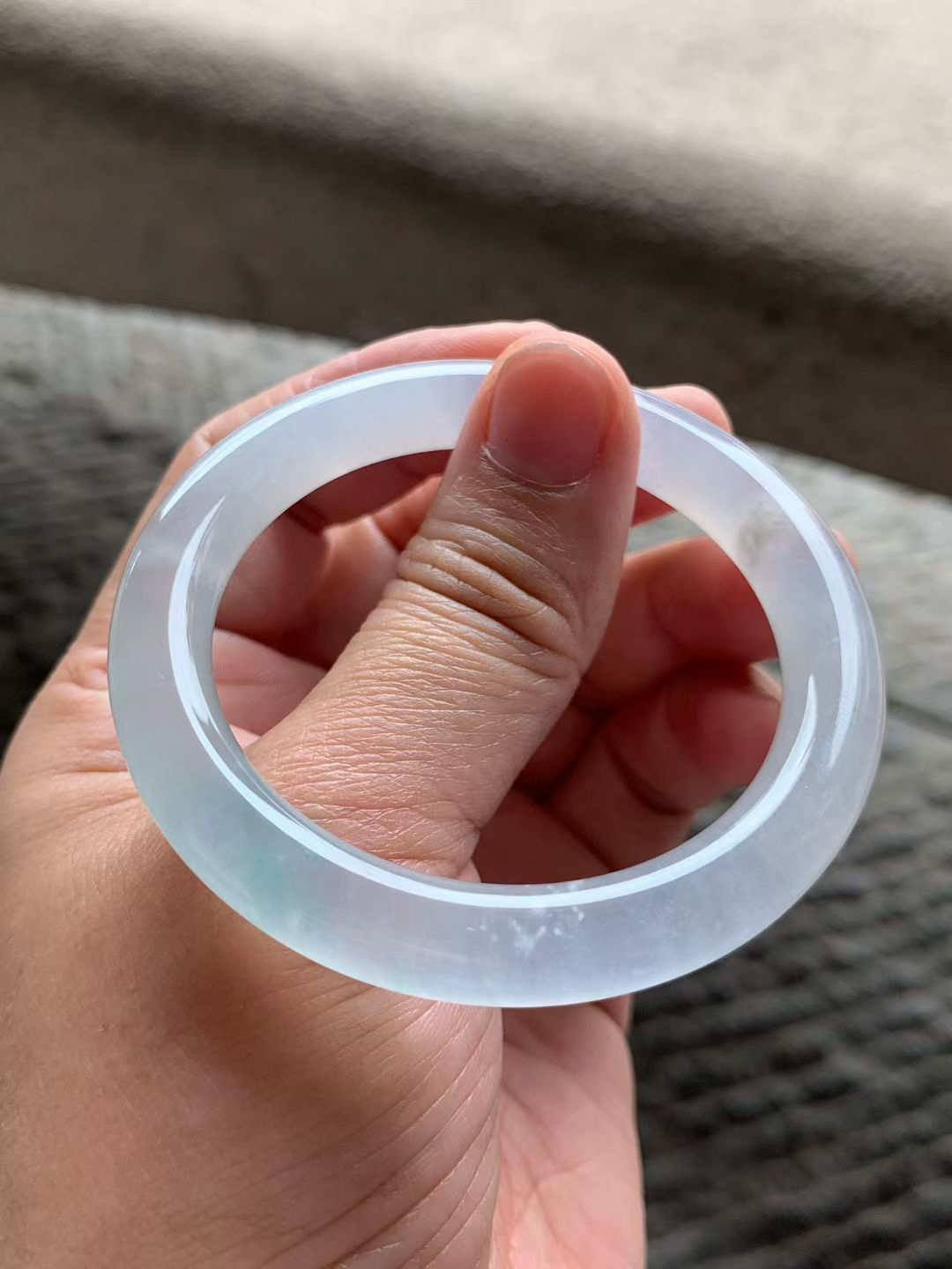 冰飘绿丝圆条手镯尺寸52*9*9 老种，通体清透，胶感十足，泛荧光，一缕绿丝灵气清新，简约却点晴！