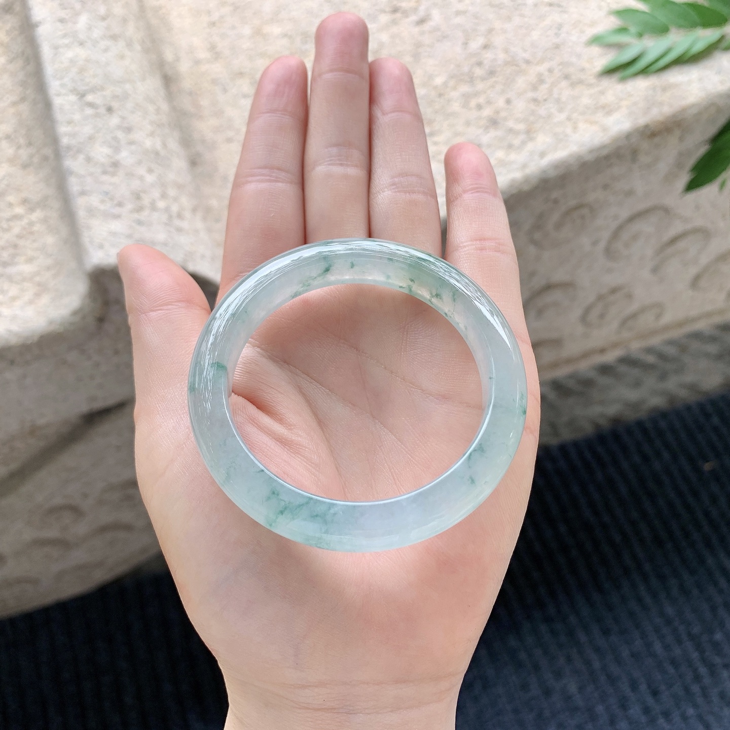 正圈49 50【圈口】50.4/10.3/8【编码】C5040940【描述】冰飘花，清透，水润，种老，细腻，无纹裂