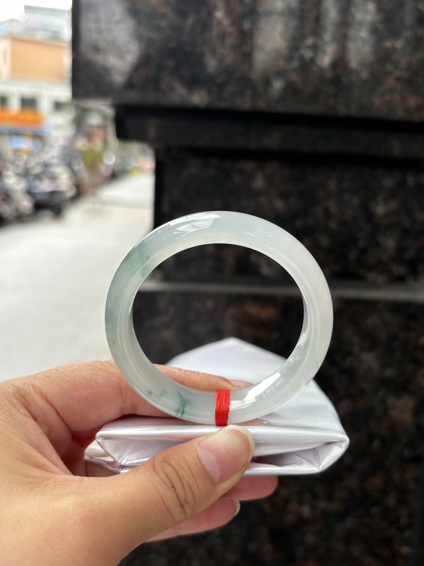 冰飘花正圈 50.2-11.5-7.8 0408-2A91 打灯棉线，底妆水润细腻，冰底中开出了朵朵兰花，飘花灵动飘逸，勾勒出一幅唯美诗意的山水意境画，古典优雅又秀气