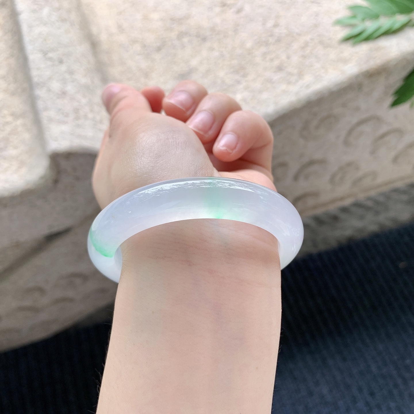 正圈53 54 【圈口】53.5/11.7/8.6 【编码】X040937 【描述】冰飘绿，水润，种老，细腻，打灯有棉纹线