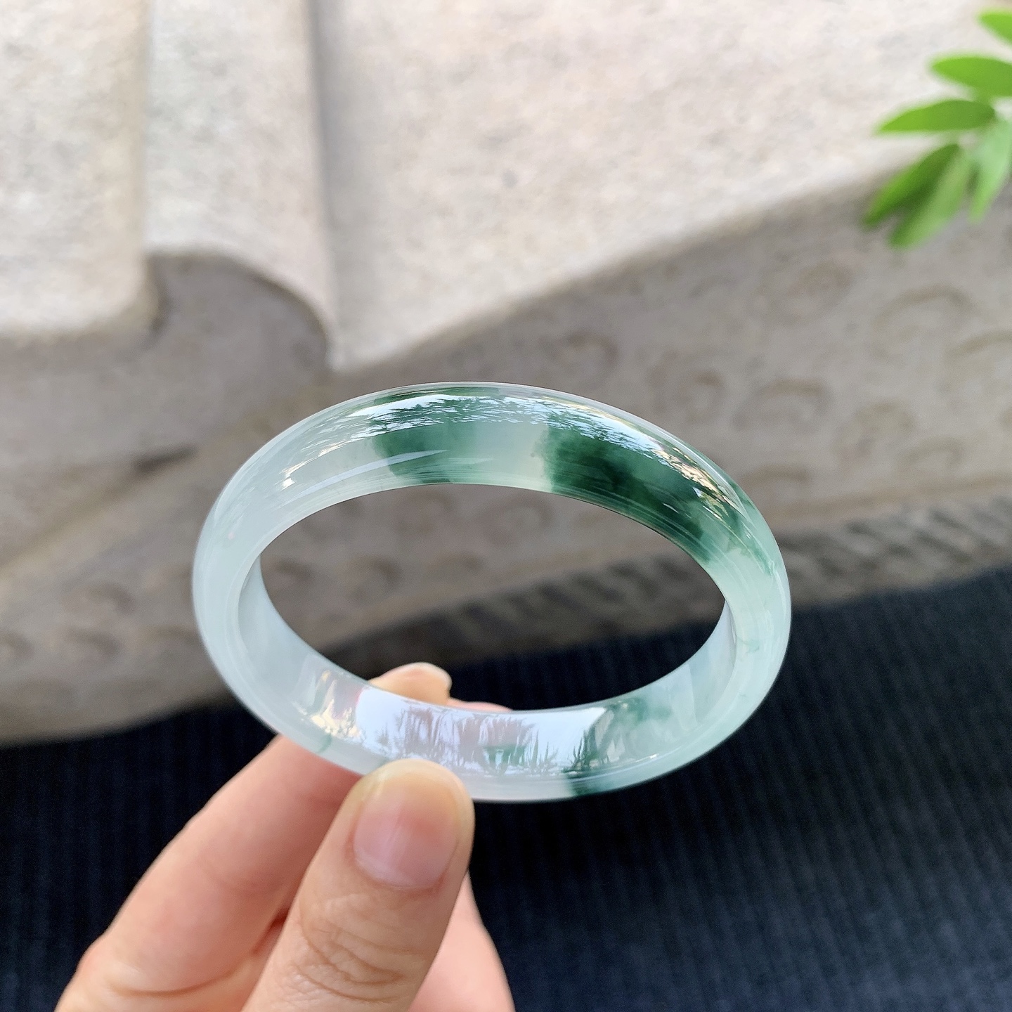 贵妃53 54【圈口】54.4/48.7/12/6.4【编码】A1012057【描述】冰糯飘花，水润，种老，细腻，打灯有絮线