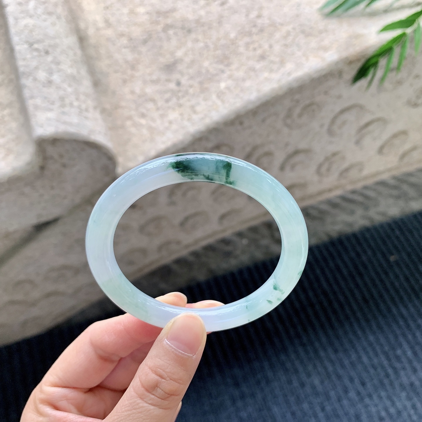 圆条53 54【圈口】54.4/8.6/8.2【编码】GL040994【描述】糯冰飘花，水润，种老，细腻，打灯有棉絮线