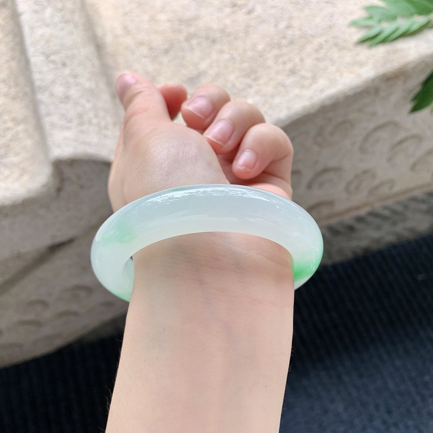 正圈54 55 【圈口】54.4/12.5/10.6 【编码】A3040935 【描述】糯冰飘绿阳绿，水润，种老，细腻，无纹裂