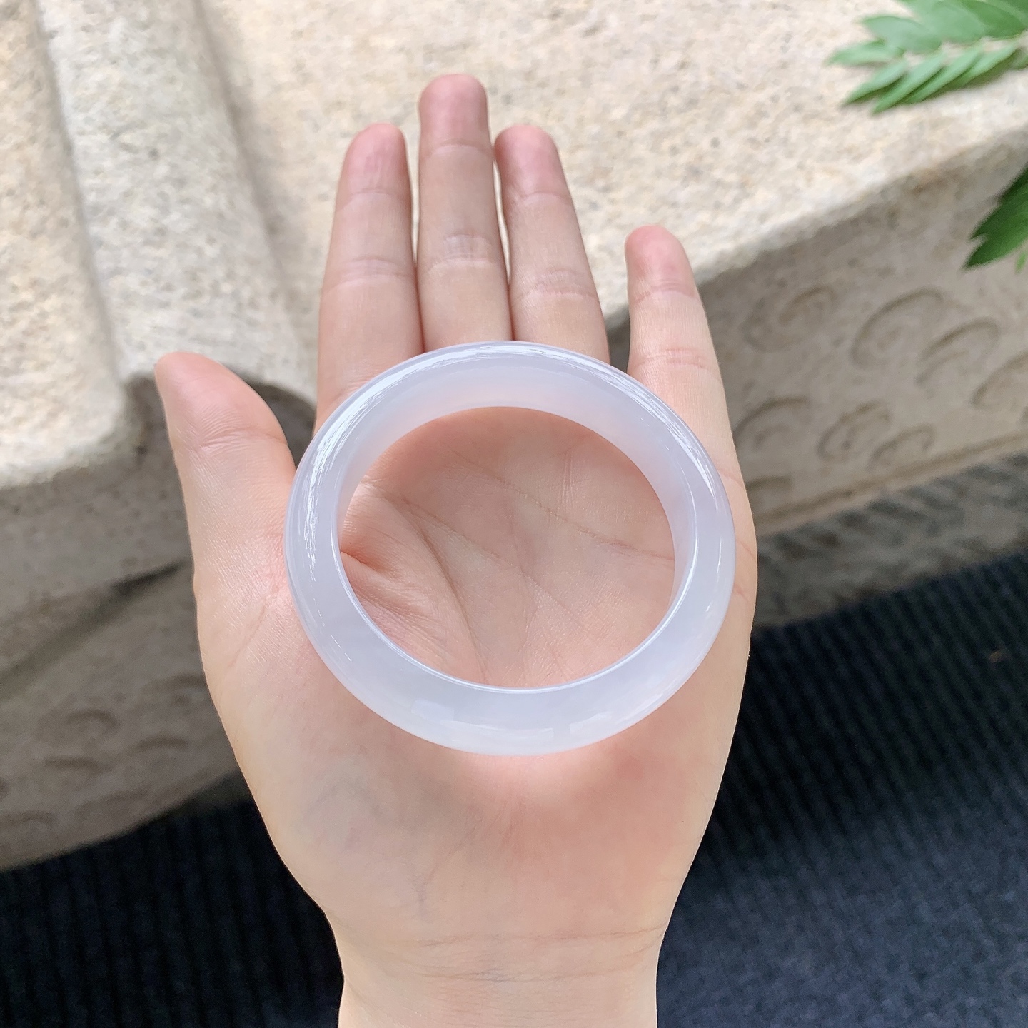 正圈49 50【圈口】50/12.3/8【编码】DW040903【描述】糯冰底色，水润，种老，细腻，