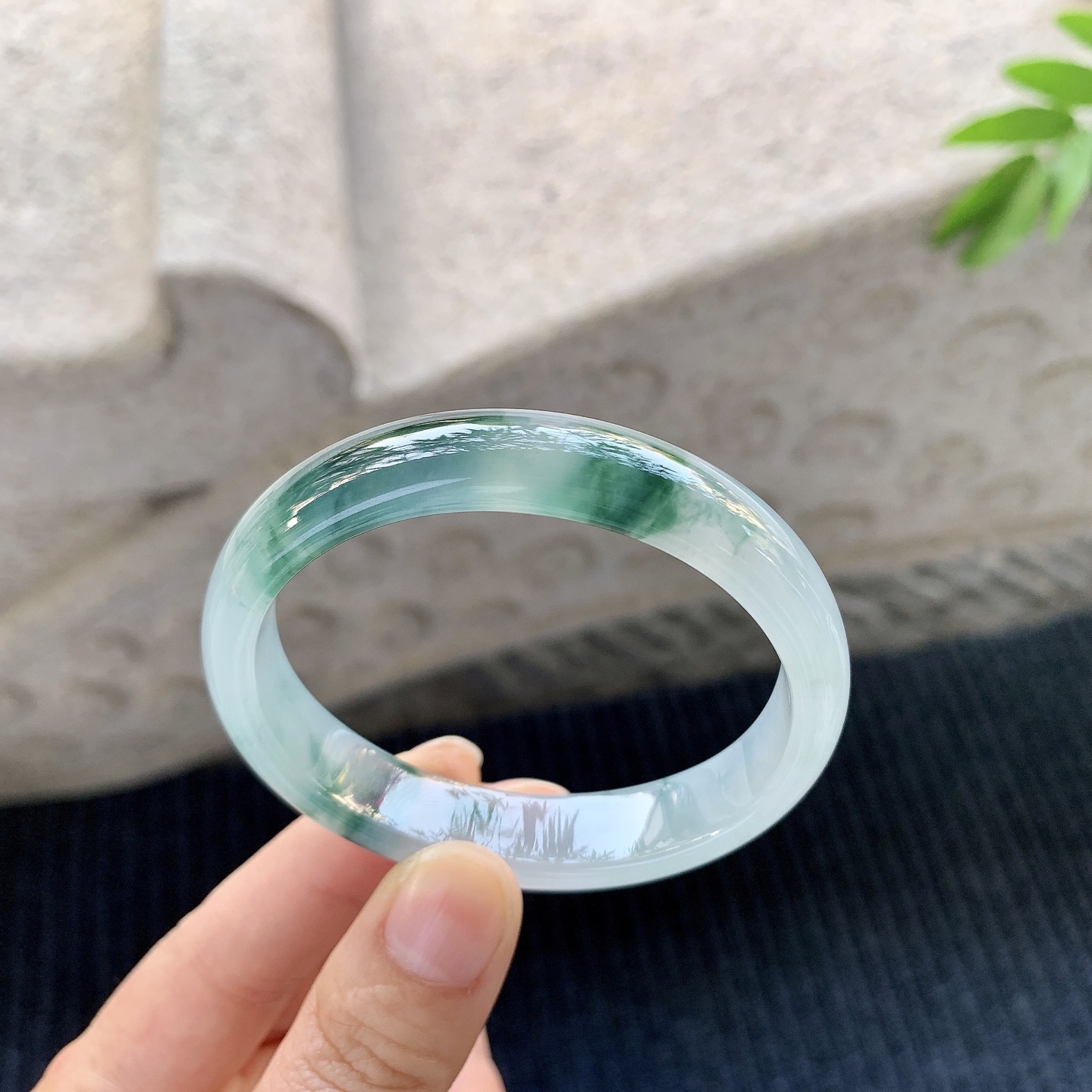 贵妃53 54【圈口】54.4/48.7/12/6.4【编码】A1012057【描述】冰糯飘花，水润，种老，细腻，打灯有絮线