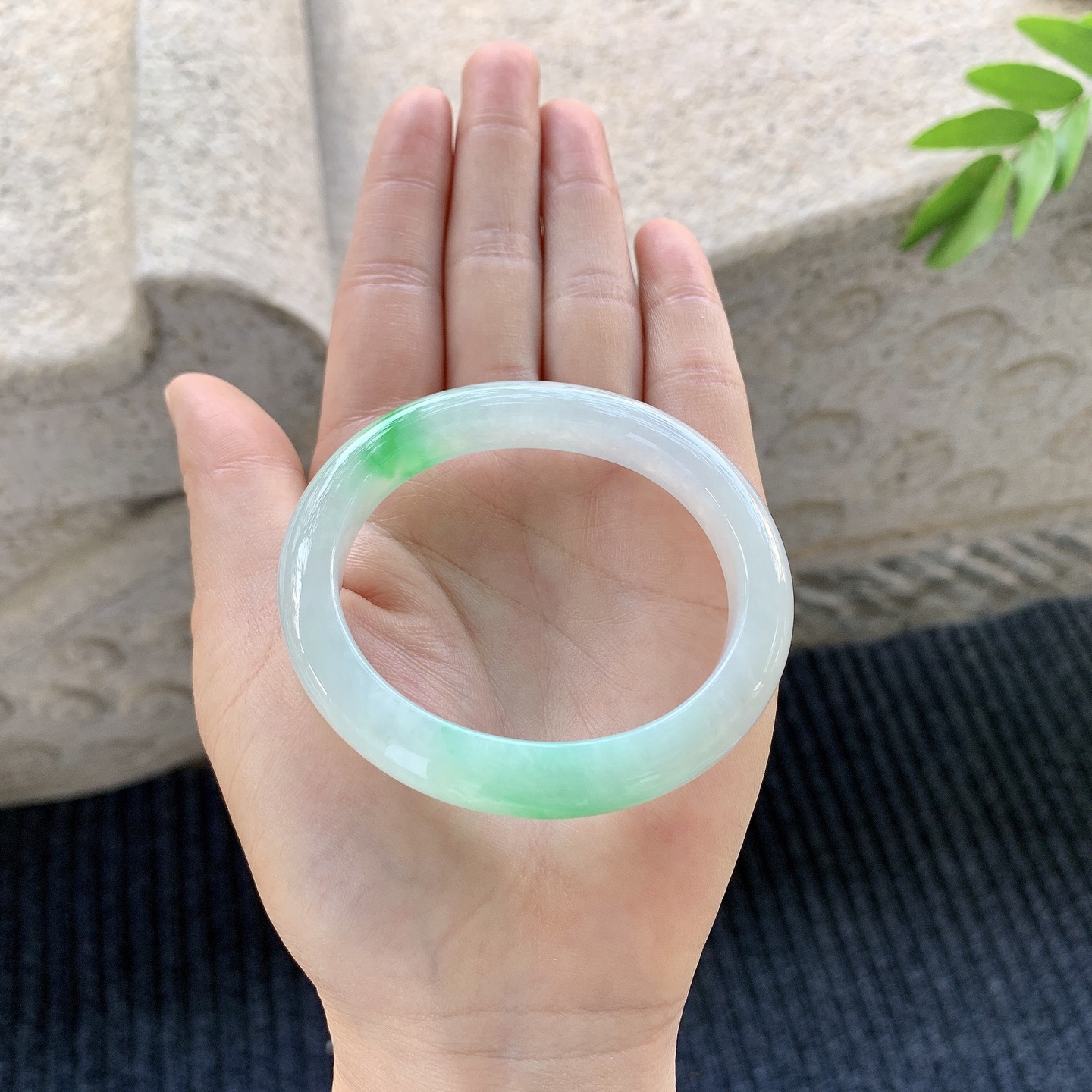 贵妃52 53【圈口】53.3/46.8/10/8.1【】喜询【编码】LZ011958【描述】冰糯飘阳绿，水润，种老，细腻，无纹裂