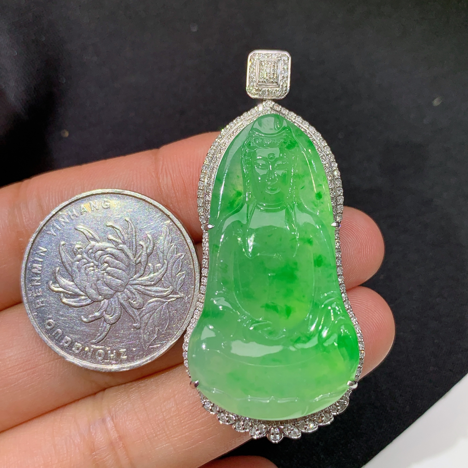 翠绿观音吊坠，18k金镶嵌，冰润色阳，玉质细腻，种水足，Lp 尺寸51.4*23.4*10.3