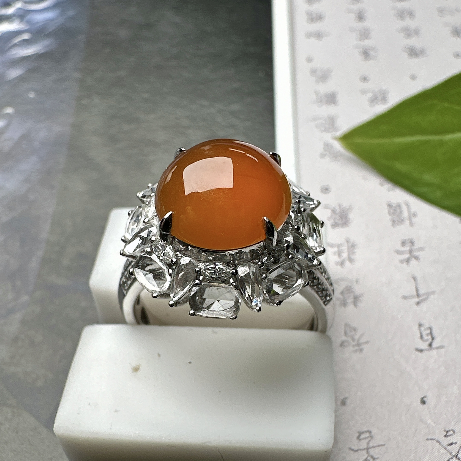 【冰种红黄翡馒头戒指】通透闪亮，起光的料子，厚度很好，18k金钻镶嵌，裸石尺寸10.3*5.2毫米