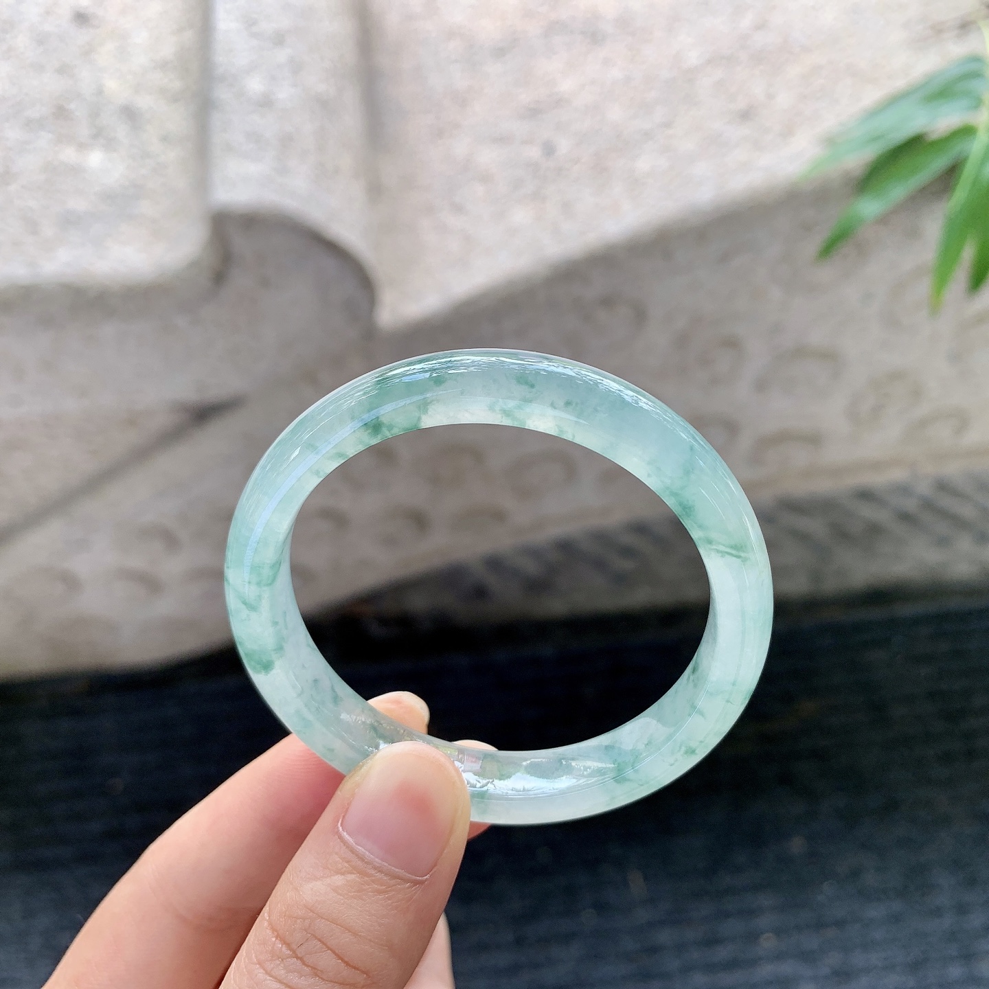 正圈48 49 【圈口】49.3/8.8/6.3 【编码】T1012051 【描述】冰飘花，清透，水润，种老，细腻，打灯有棉纹