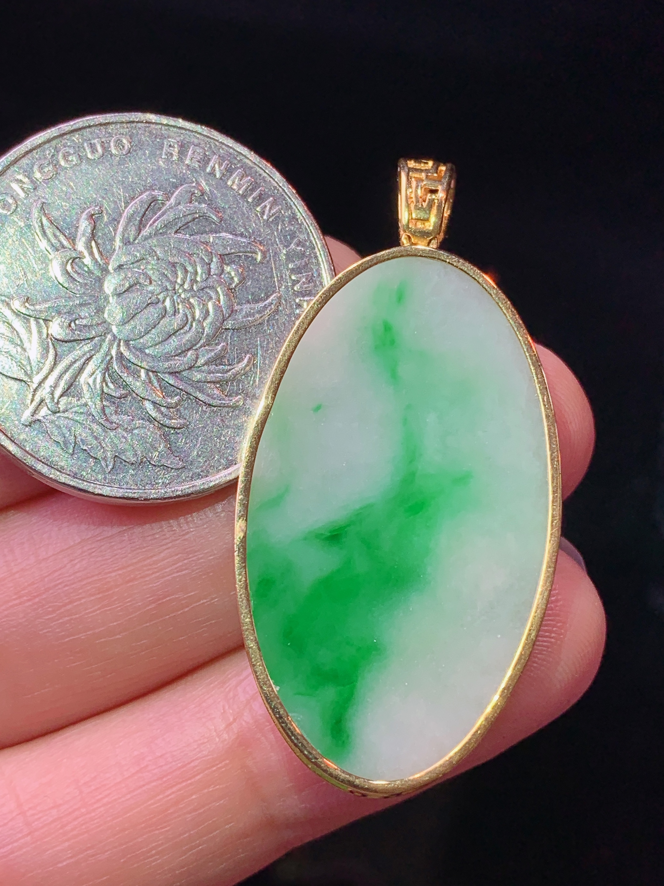 18k金镶嵌飘绿圆牌吊坠 玉质细腻 色泽艳丽清新 水润亮眼 整体尺寸40.3*19.5*3c5