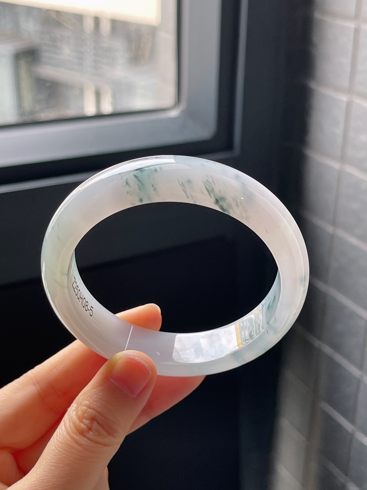 正圈57.4圈口，翡翠冰糯种飘绿手镯