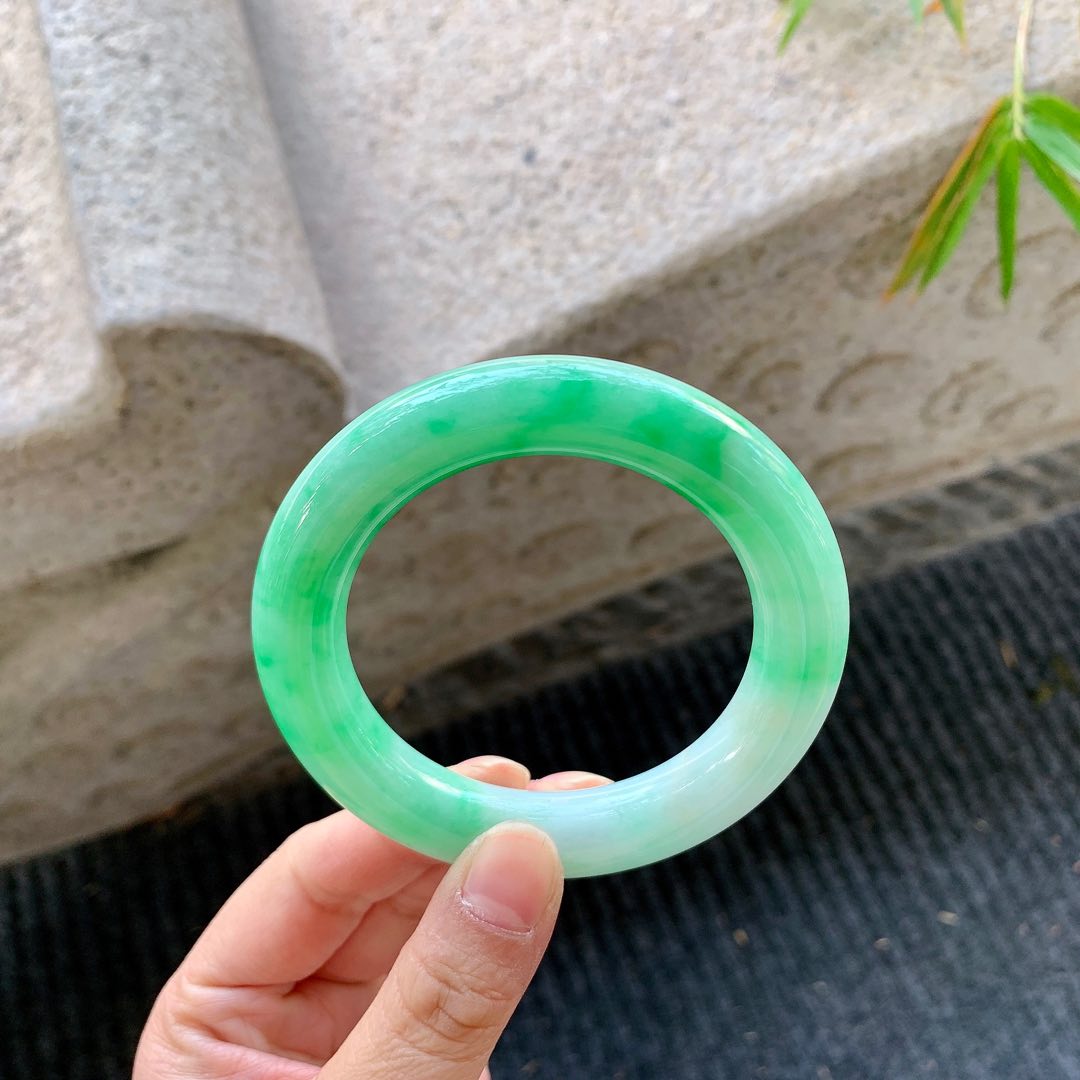 圆条53 54【圈口】54/11.4/11.7【编码】BA040580【描述】阳绿，水润，种老，细腻，有纹线