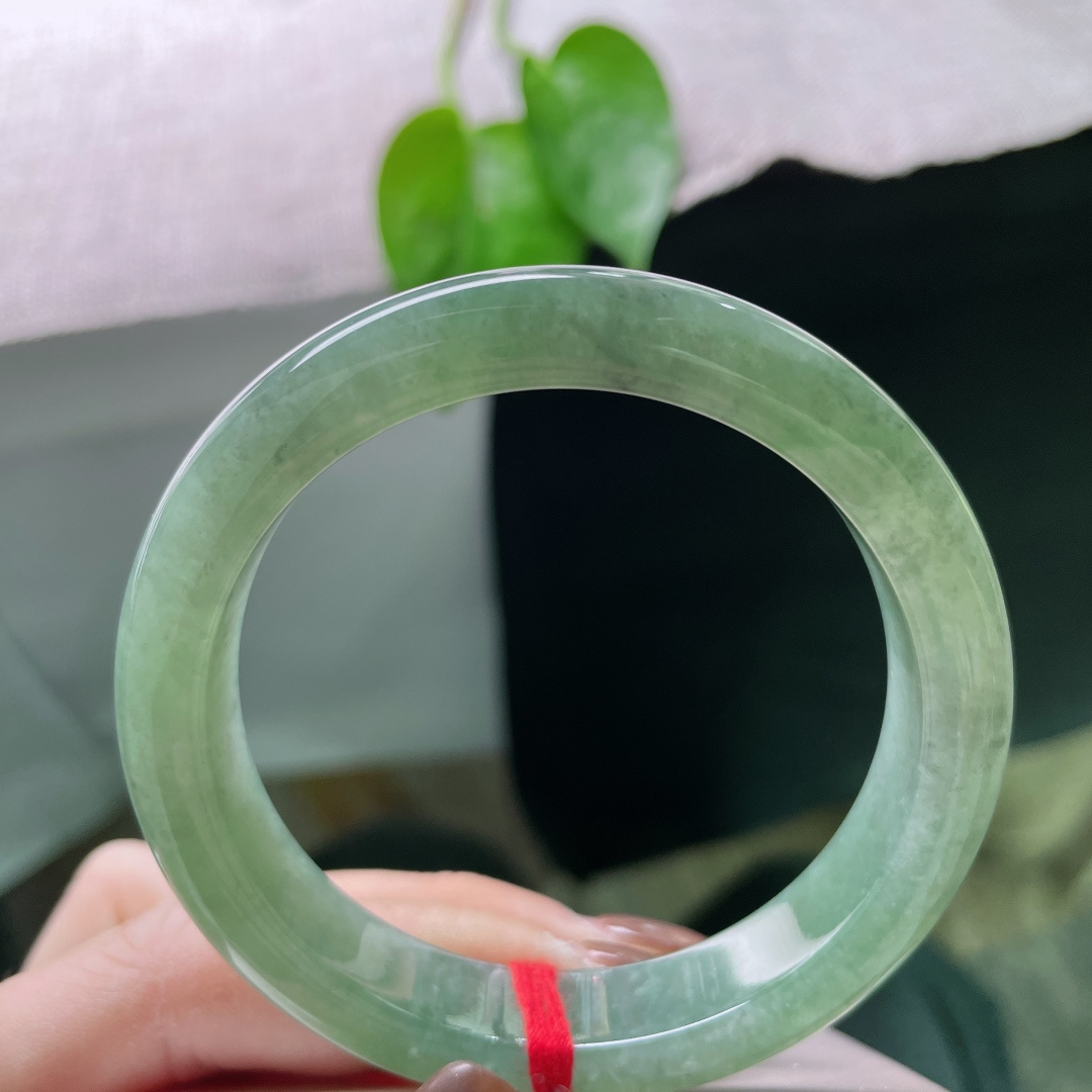 55.5/11.6/7.9，湖水绿正圈，水头好，晶莹玉润，种老，一点皮纹不显，ss49610a