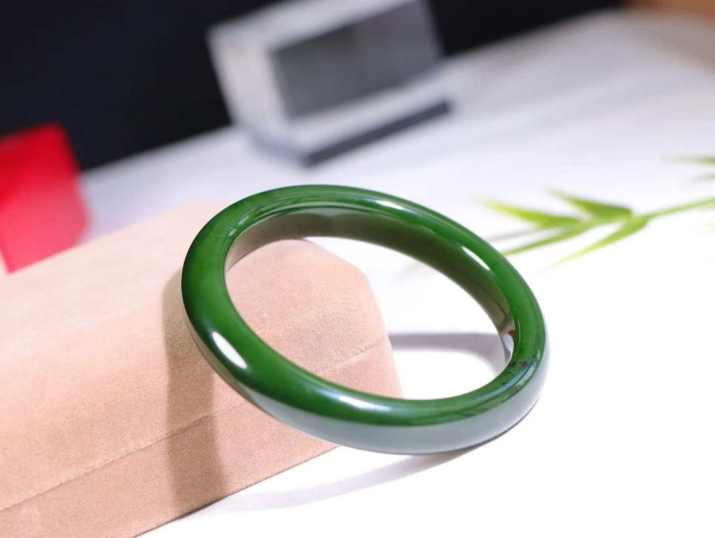 【碧色荡漾】

信誉第一 品质保证️和田玉碧玉菠菜绿手镯，俄料七号矿 红皮老料，玉质温润细腻 油性十足，色泽匀称，️款式精美时尚，佩戴美观惹眼，美自天成，婉约之美，举手投足间透出那份低调奢华。

重47克 圈口56.2mm尺寸56.2-11.6-8.5mm O18823207130