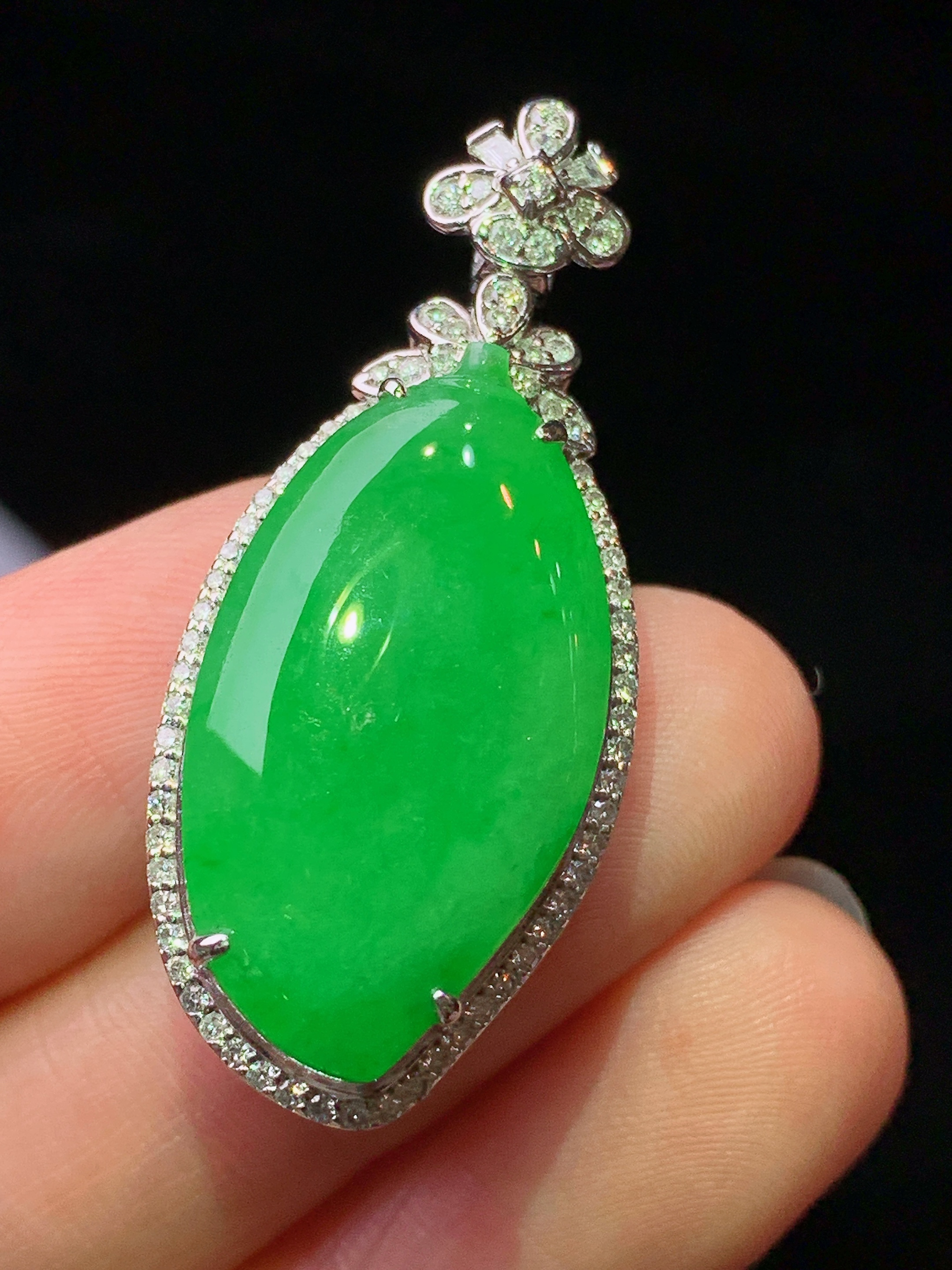 18k金钻镶嵌满绿福瓜吊坠 玉质细腻 色泽艳丽清新 水润亮眼 整体尺寸37.5*16.2*10.5L2