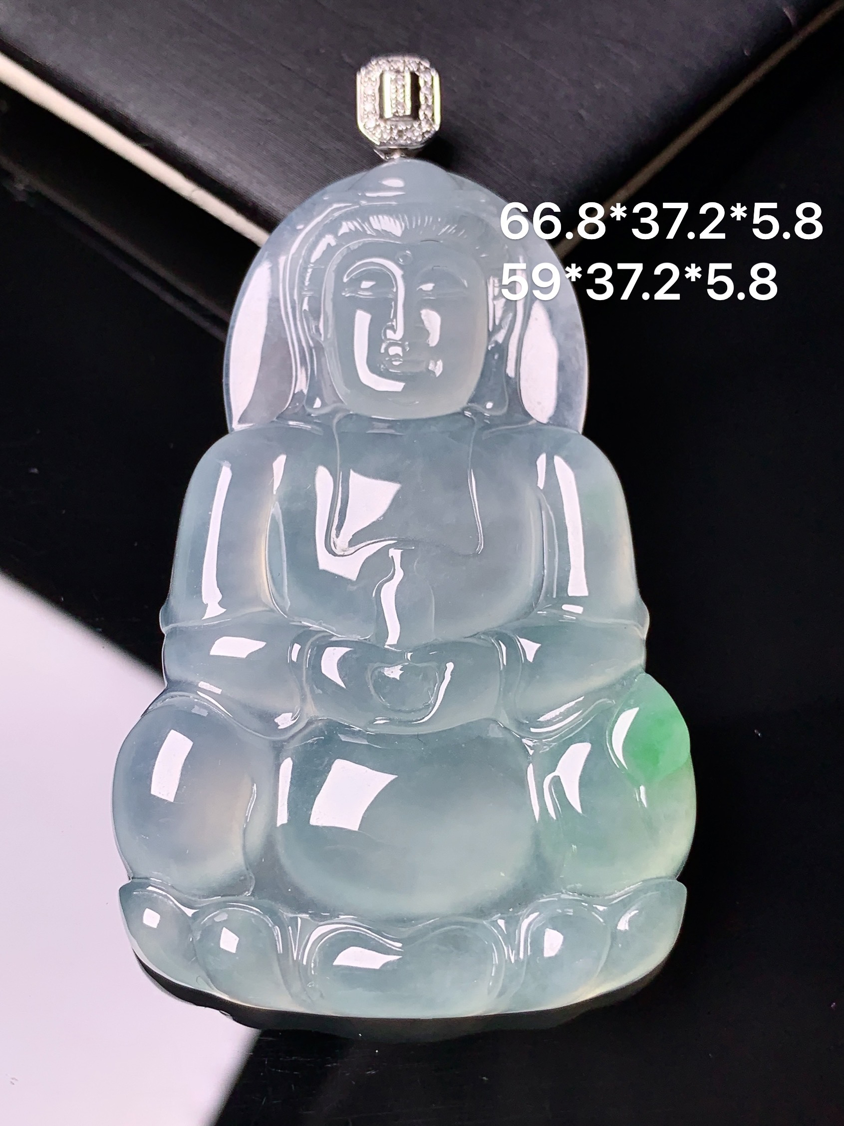 18k金钻镶嵌冰种飘绿观音菩萨吊坠 玉质细腻 色泽艳丽清新 水润亮眼 整体尺寸66.8*37.2*5.8a5