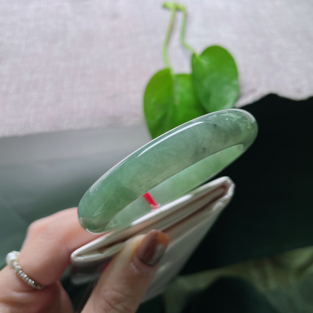 55.5/11.6/7.9，湖水绿正圈，水头好，晶莹玉润，种老，一点皮纹不显，ss49610a