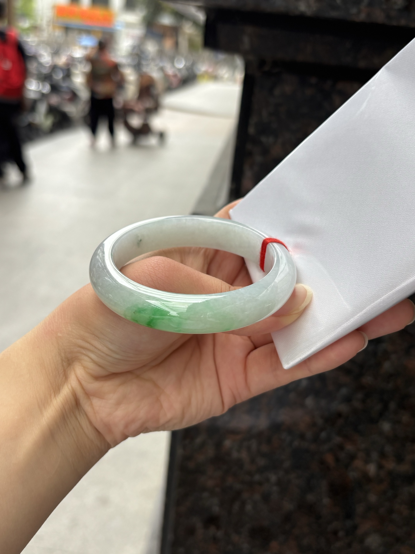 飘阳绿正圈 55-12.1-8.5 0408-N376-1 打灯细纹不影响，阳绿花色泽鲜艳，底妆白净细腻，佩戴亮眼鲜艳又贵气。