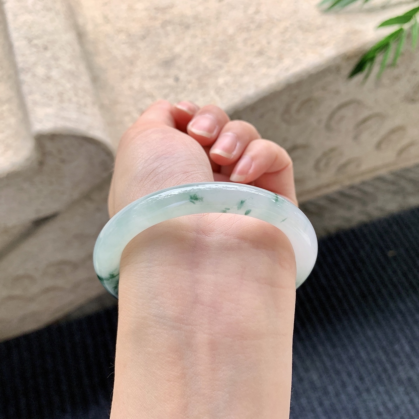 圆条53 54【圈口】54.4/8.6/8.2【编码】GL040994【描述】糯冰飘花，水润，种老，细腻，打灯有棉絮线