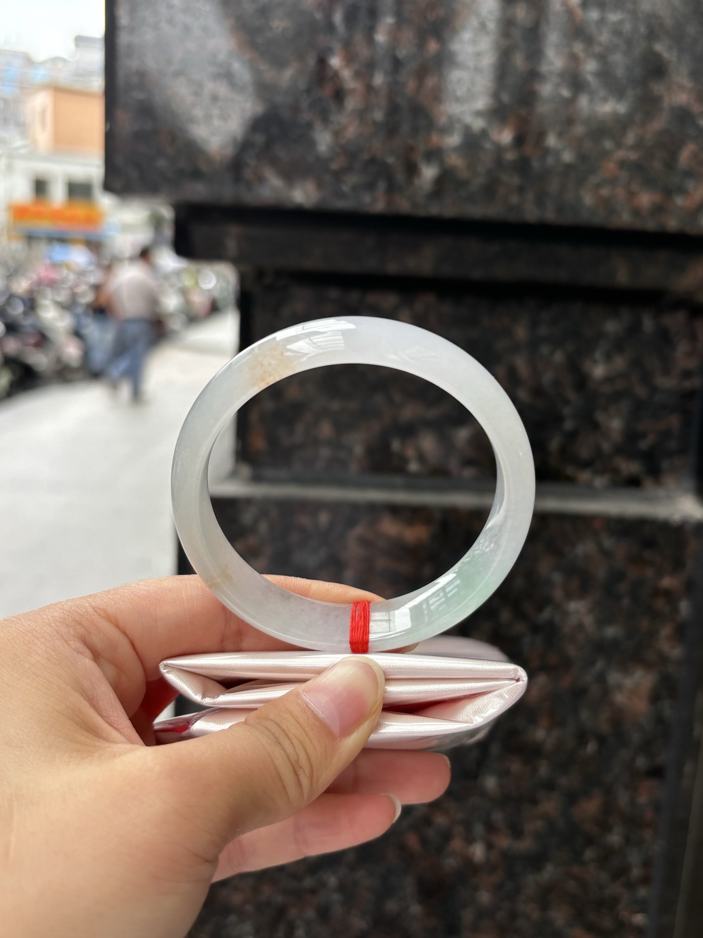 三彩宽版正圈 57.7-14.2-7 0408-N379 ，底妆冰润，春彩洒金，有三彩特色，仿佛彩虹