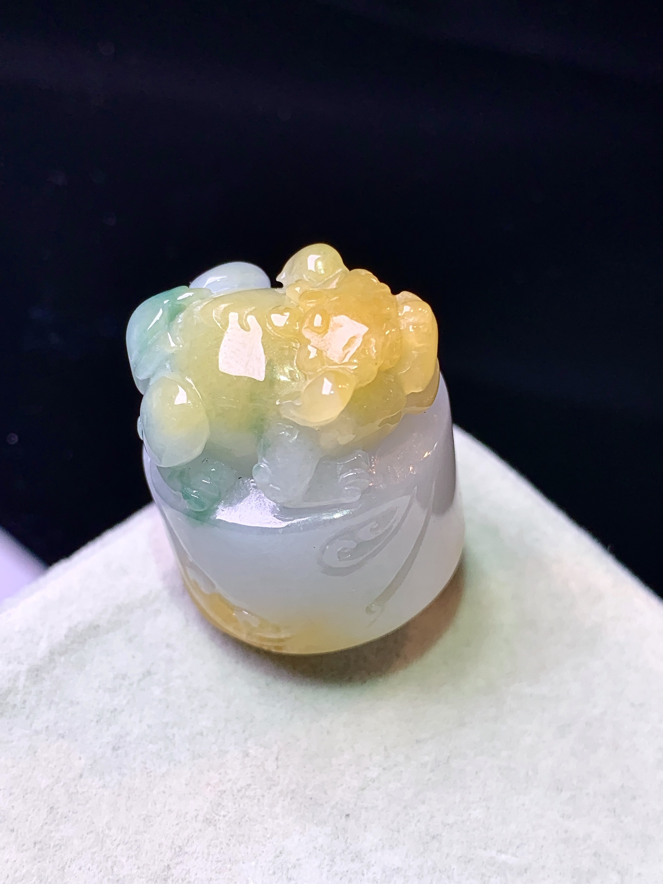 飘黄翡貔貅印章 玉质细腻 色泽艳丽清新 水润亮眼 整体尺寸22.6*20.7*20.7a5