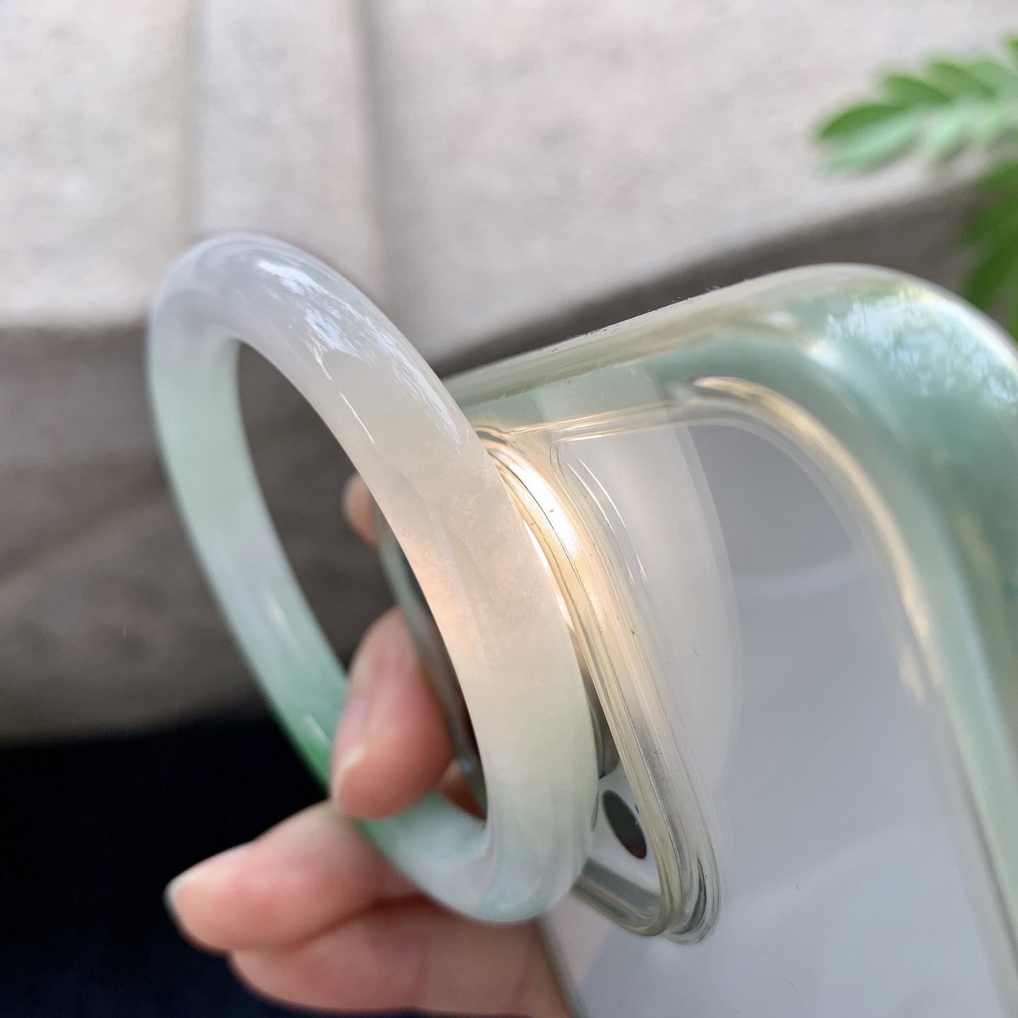 圆条51 52 【圈口】52.2/8.8/9 【编码】FL031260 【描述】飘绿，水润，种老，细腻，打灯有絮线