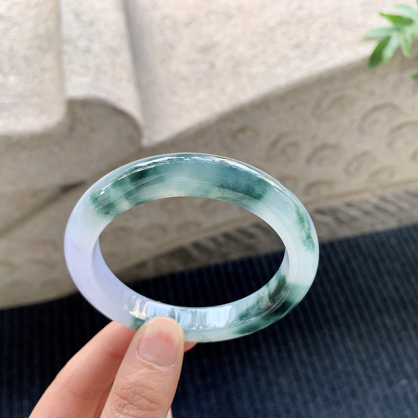 正圈55 56 【圈口】56/10.4/8.8 【编码】BA031360 【描述】冰糯紫罗兰飘花，水润，种老，细腻，打灯有絮线