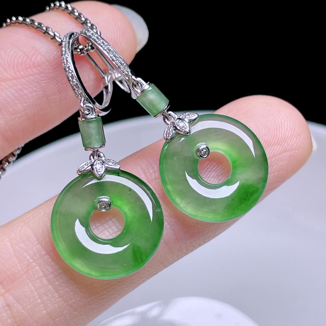 ️ 冰绿甜甜圈耳坠 
色泽浓郁，种老水润，18k金镶嵌
整体：32
裸石：13.4/2.7
