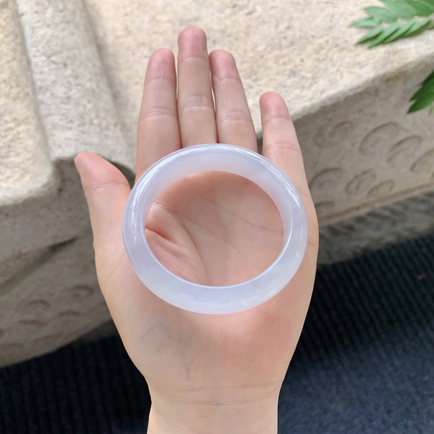 正圈49 50【圈口】50/12.3/8【编码】DW040903【描述】糯冰底色，水润，种老，细腻，打灯有絮线